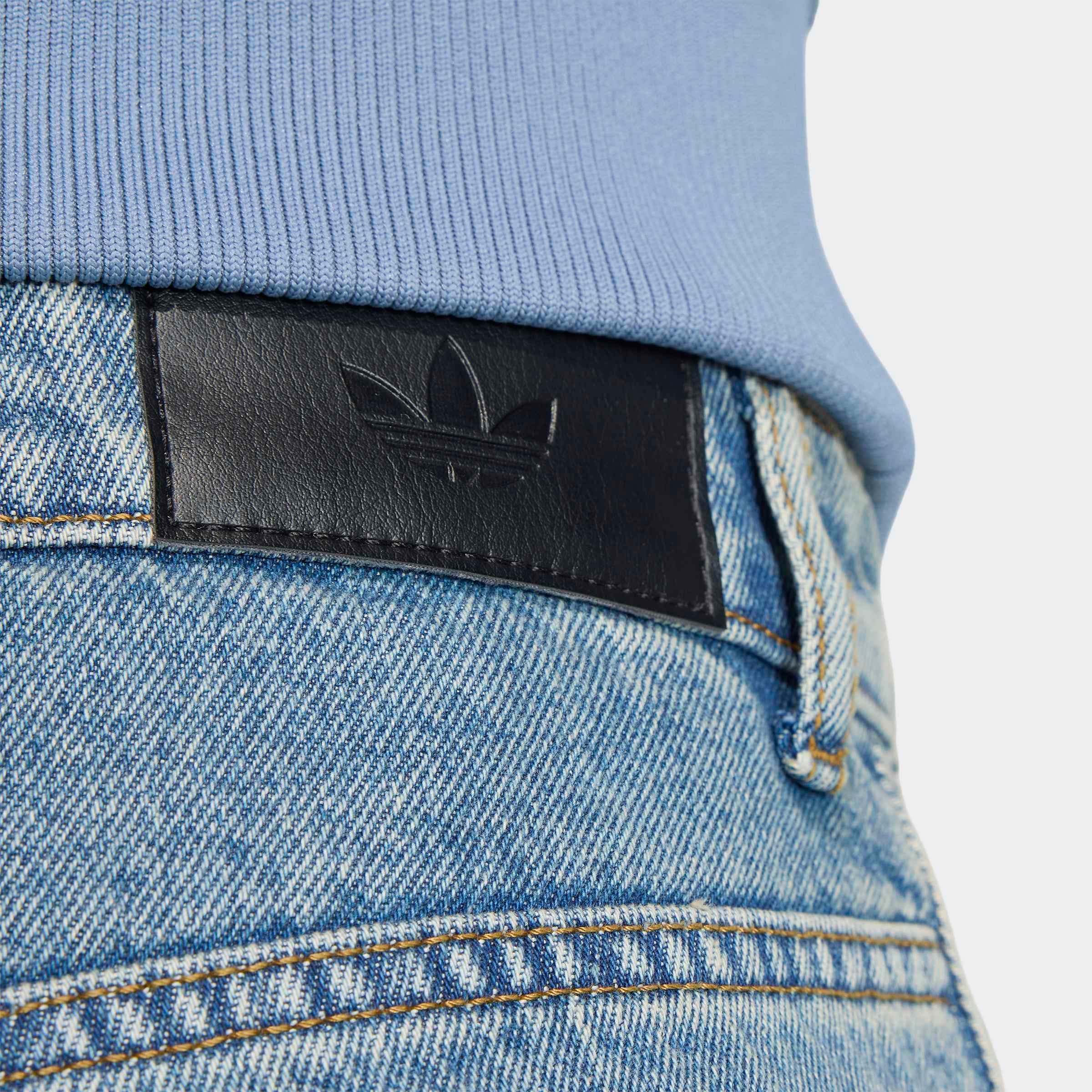 adidas Originals Jeansshorts »FIREBIRD ADICOLOR DENIM-JORTS MITTELHOHER BUND BEIN GERADE GESCHNITTEN«