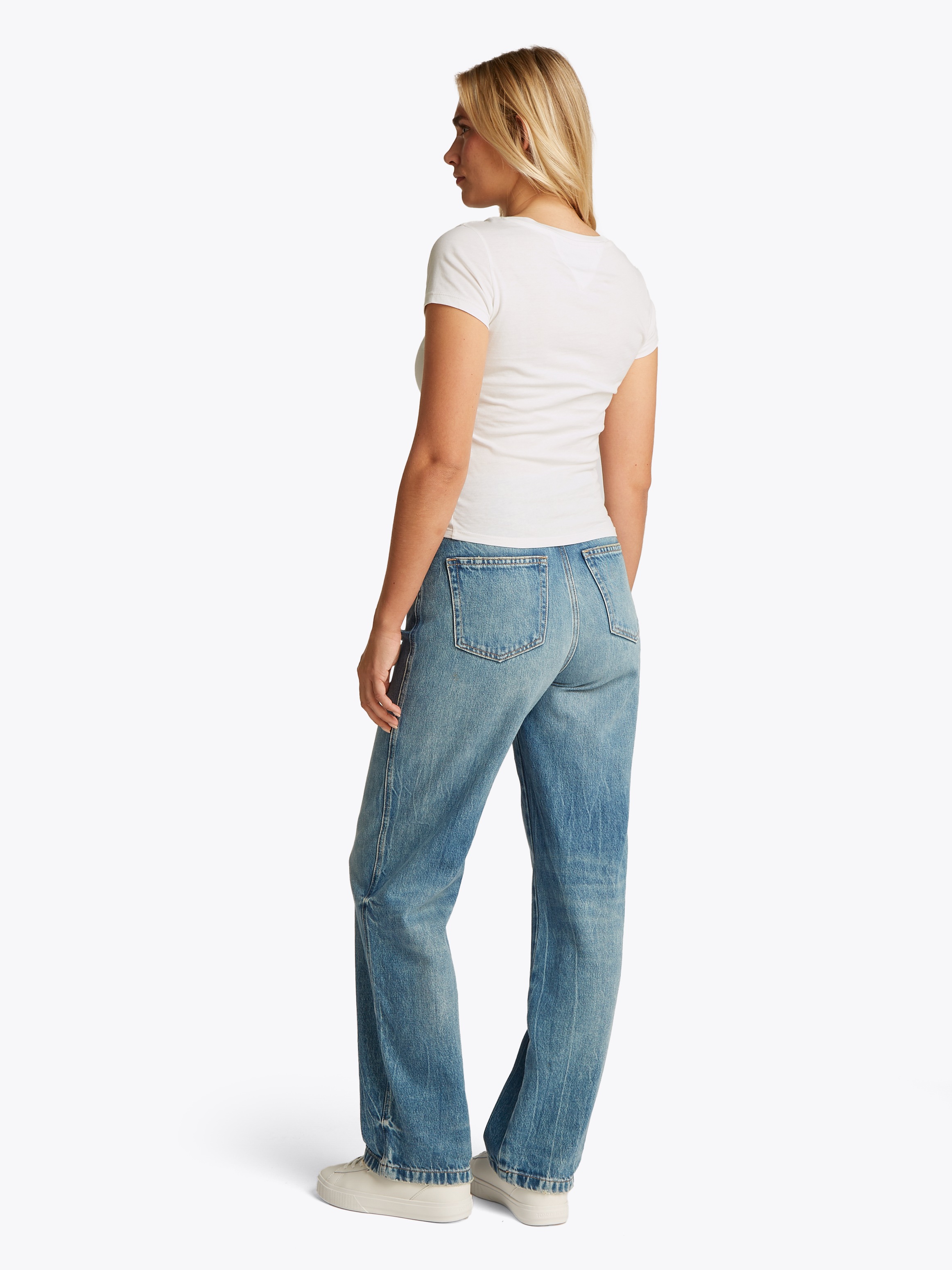 Tommy Jeans Kurzarmshirt »TJW SLIM V-NECK TEE«, mit Logo-Stickerei