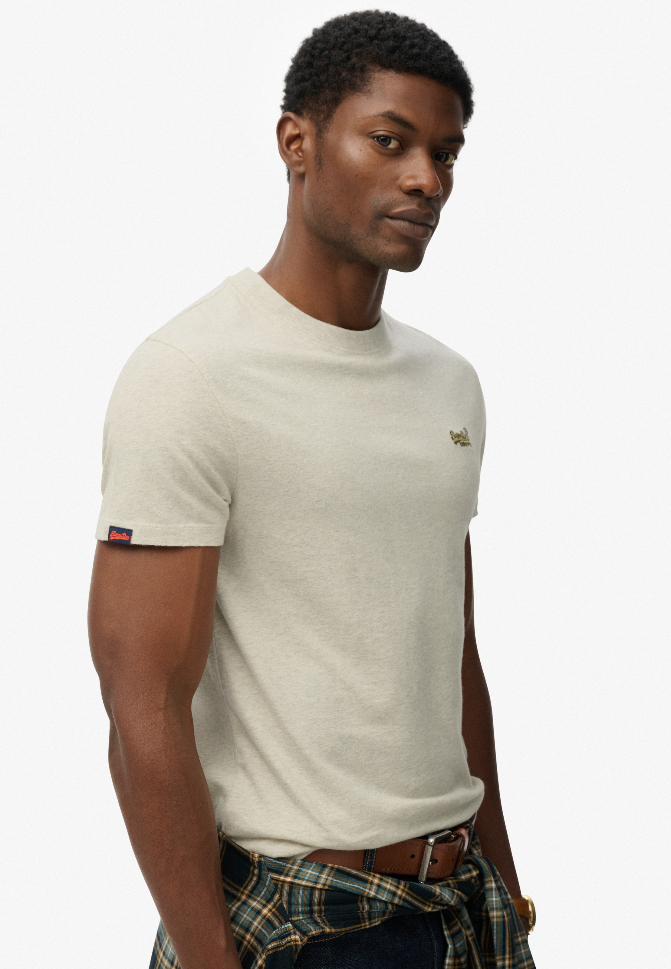 Superdry Rundhalsshirt »ESSENTIAL LOGO EMB TEE« aus Baumwolle und Single Jersey, Slim Fit, Kurzarm, hüftlang