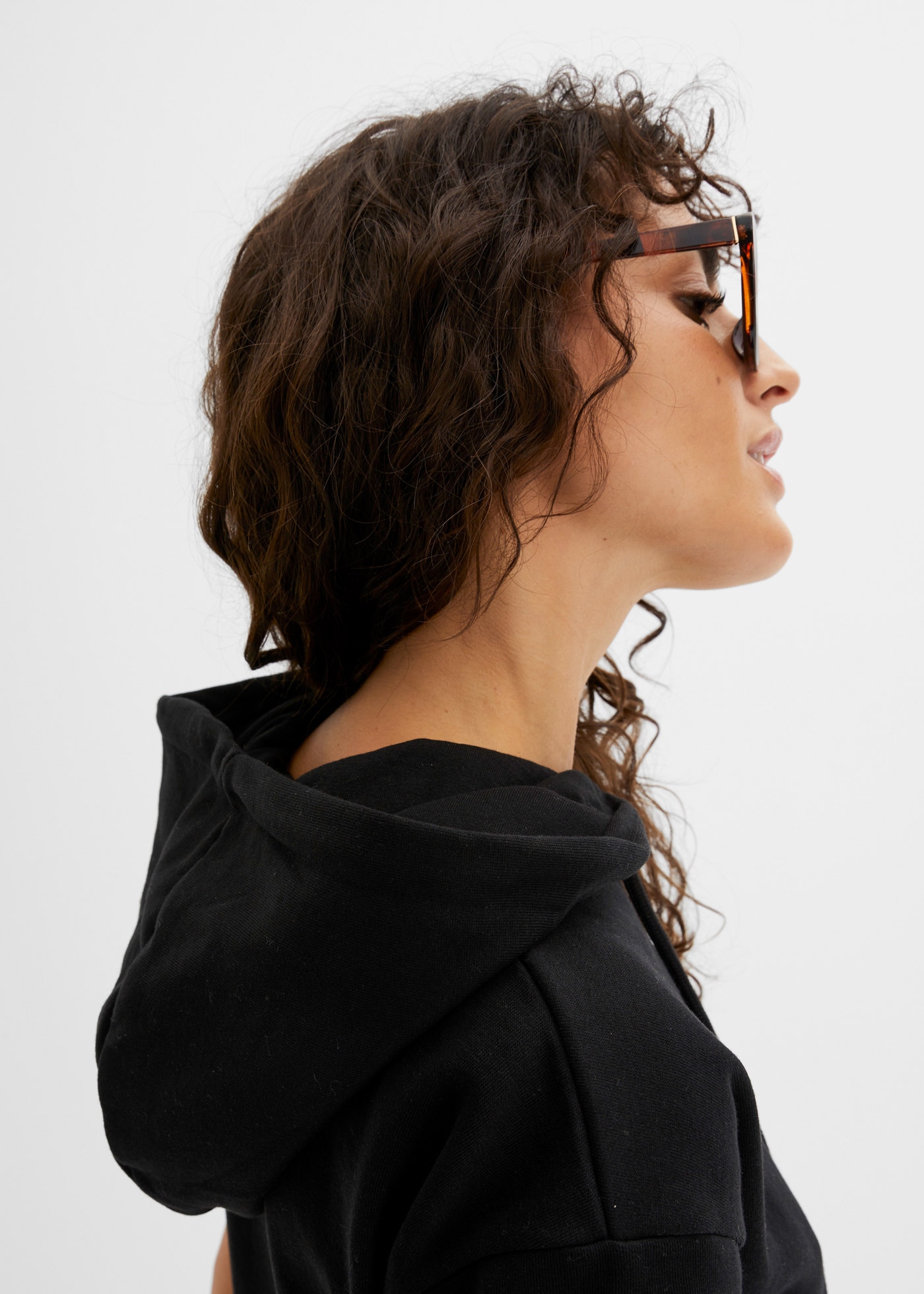 bonprix Robe en sweat aus Baumwolle, Loose fit, mit Kapuze, mit Kangaroo-Tasche, Kurzarm