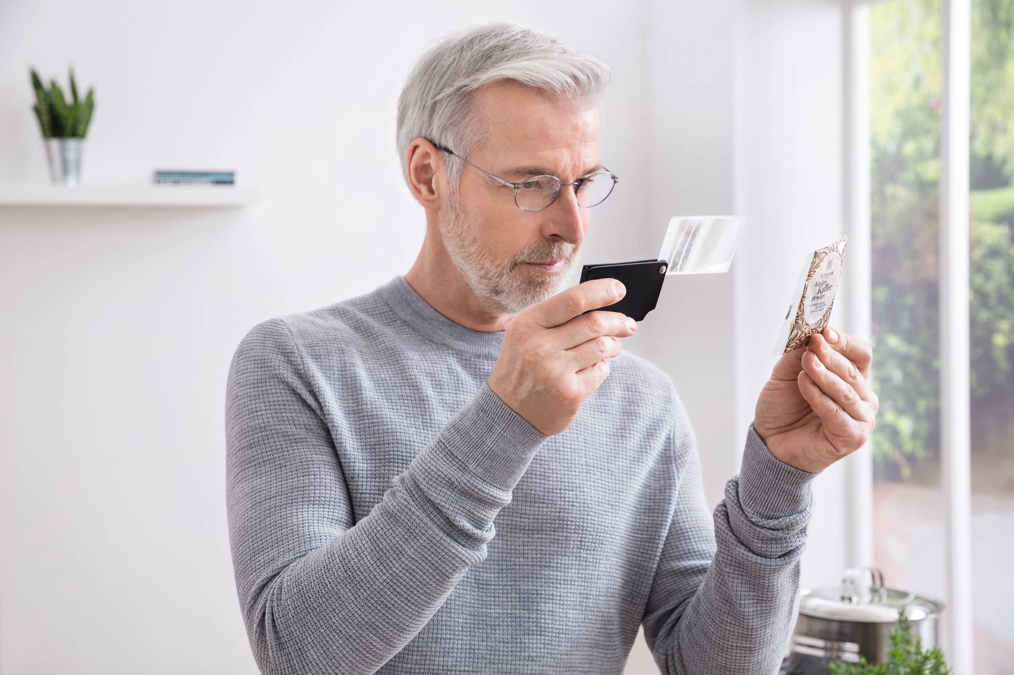 Eschenbach Optik Loupe d'observation »visoPOCKET, ideal für Senioren« Loupe de poche de qualité avec étui en cuir