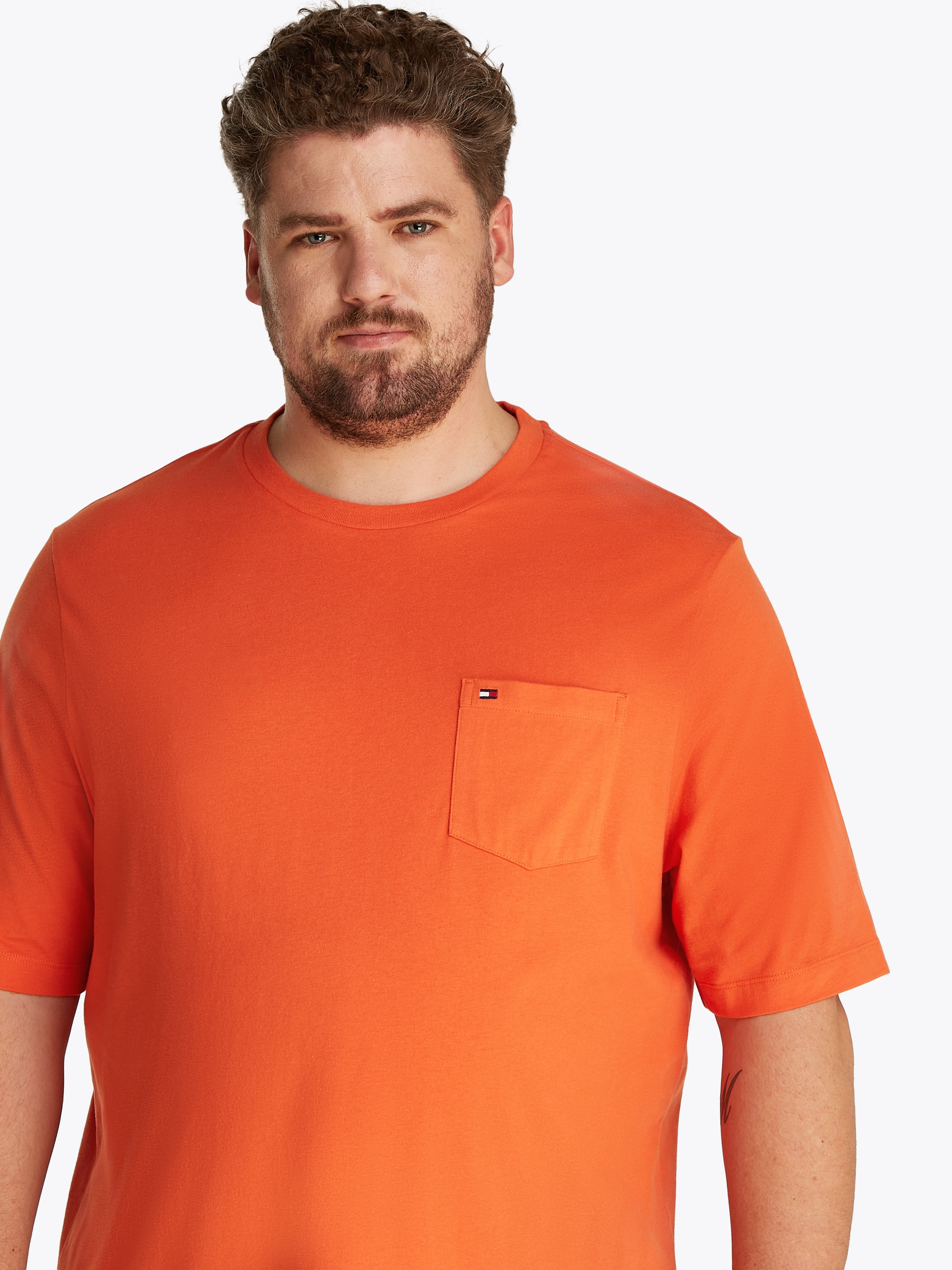 Tommy Hilfiger Big & Tall Rundhalsshirt »BT-ESSENTIAL SOLID POCKET TEE-B«, in Grosse Grössen, Logostickerei