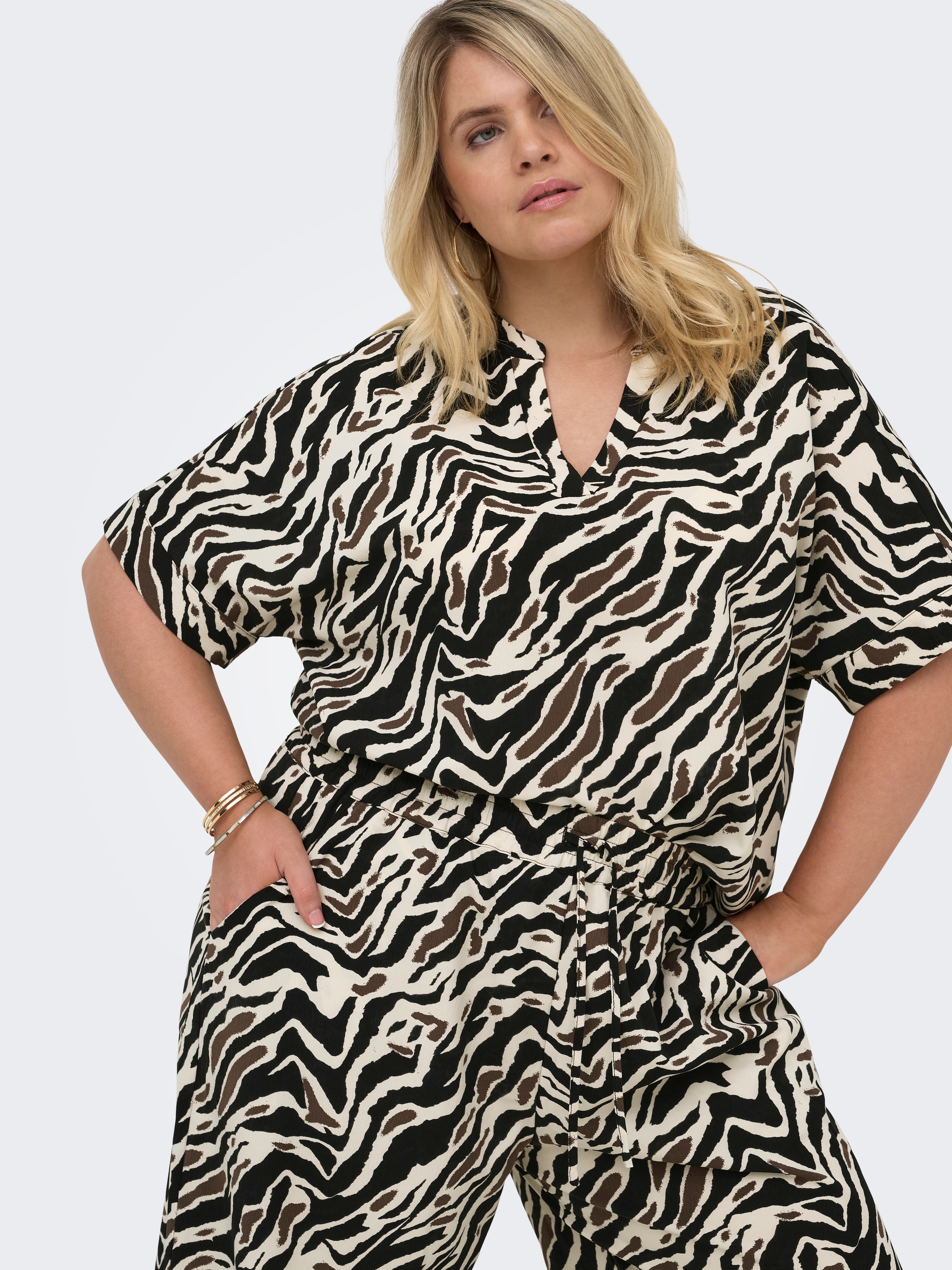 Image of ONLY CARMAKOMA V-Shirt "CARELITE S/S V-NECK FOLD-UP TOP AOP"