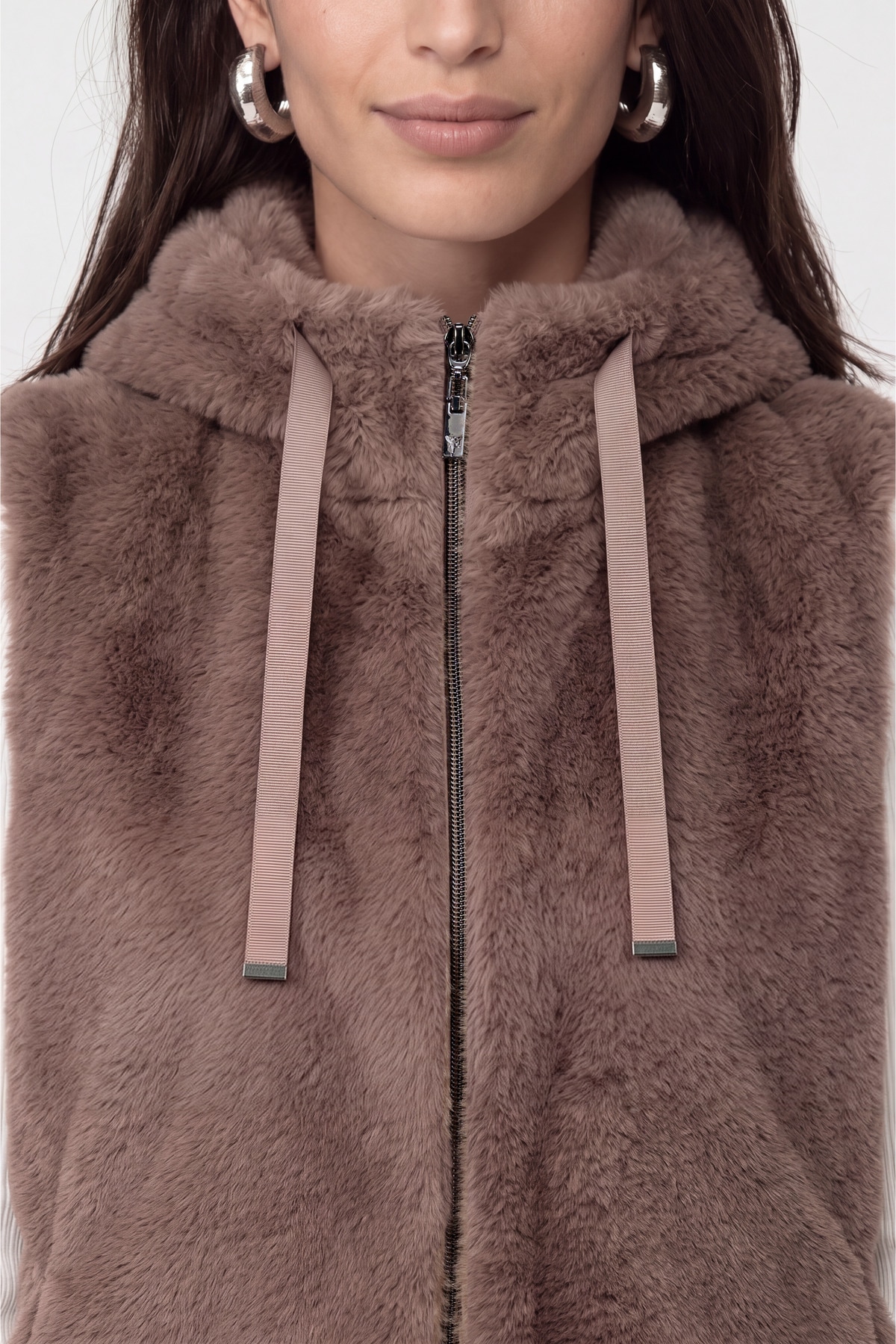 Monari Gilet en imitation fourrure »Weste fake fur« coupe régulière avec col montant
