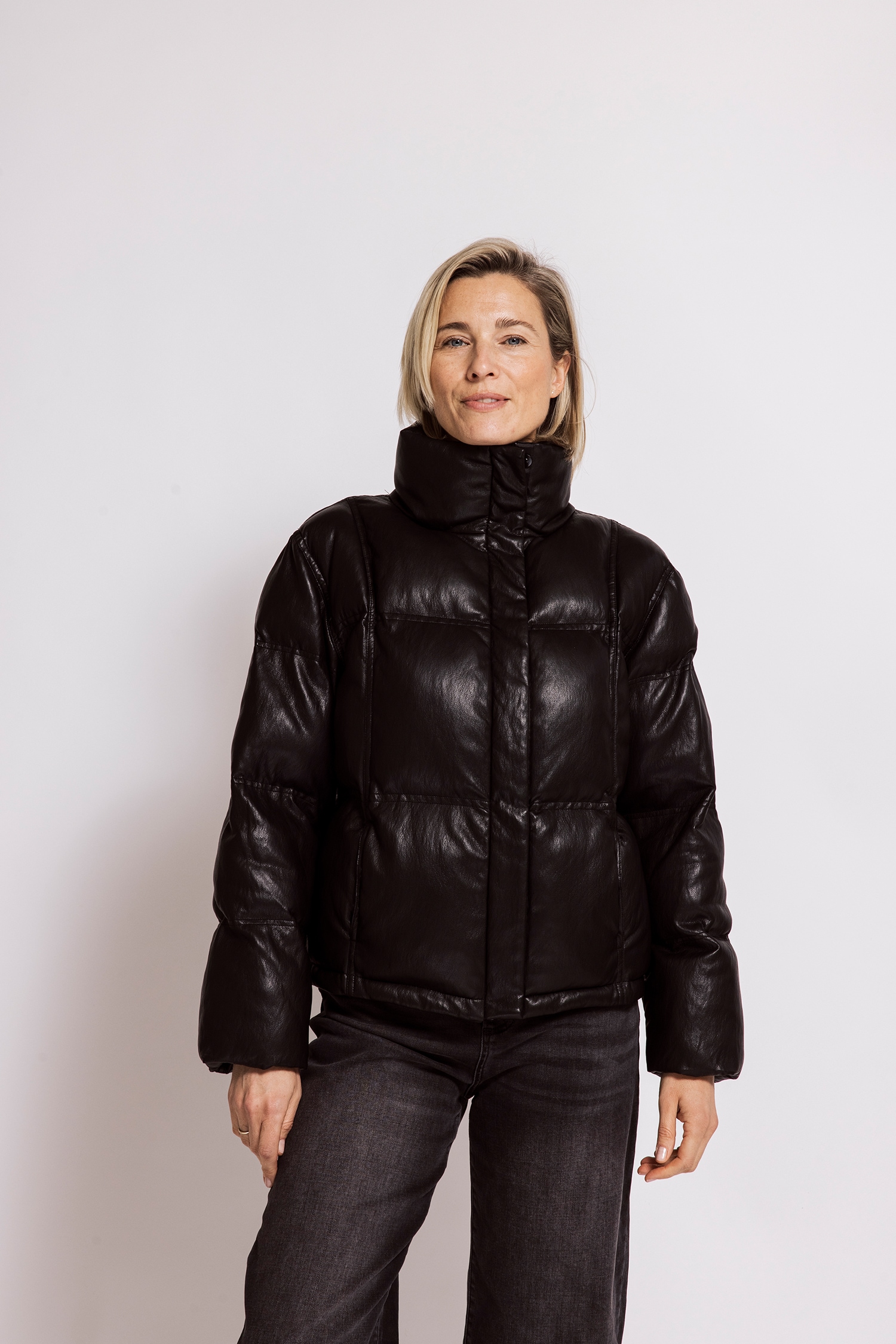 Image of Zhrill Steppjacke "KATARA" ohne Kapuze casual Stil, bequeme Passform, unifarbenes Design