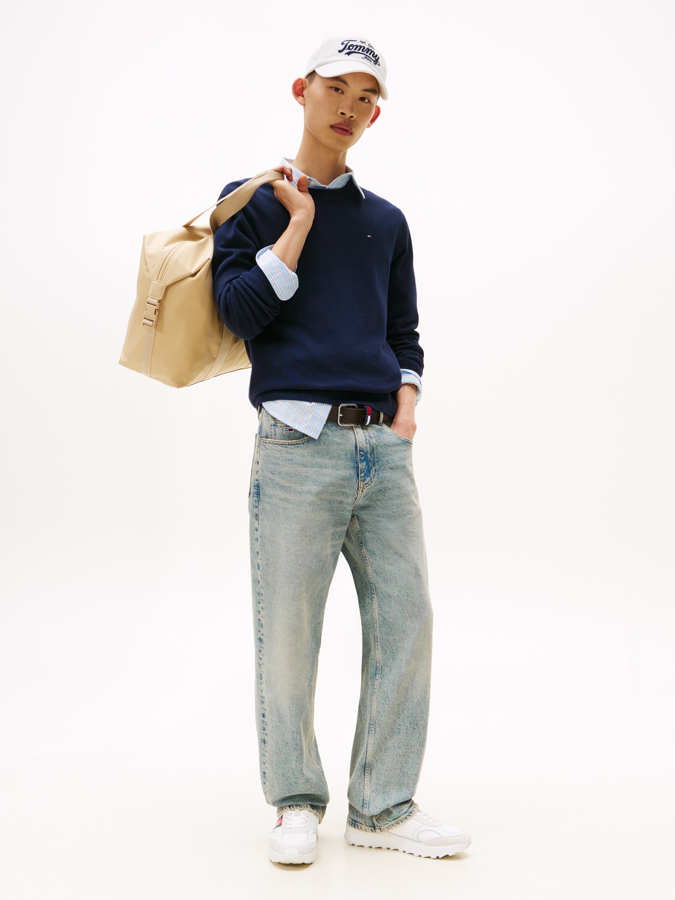 Tommy Jeans Rundhalspullover »TJM SLIM ESSENTIAL LIGHT SWEATER«, mit Flag-Patch