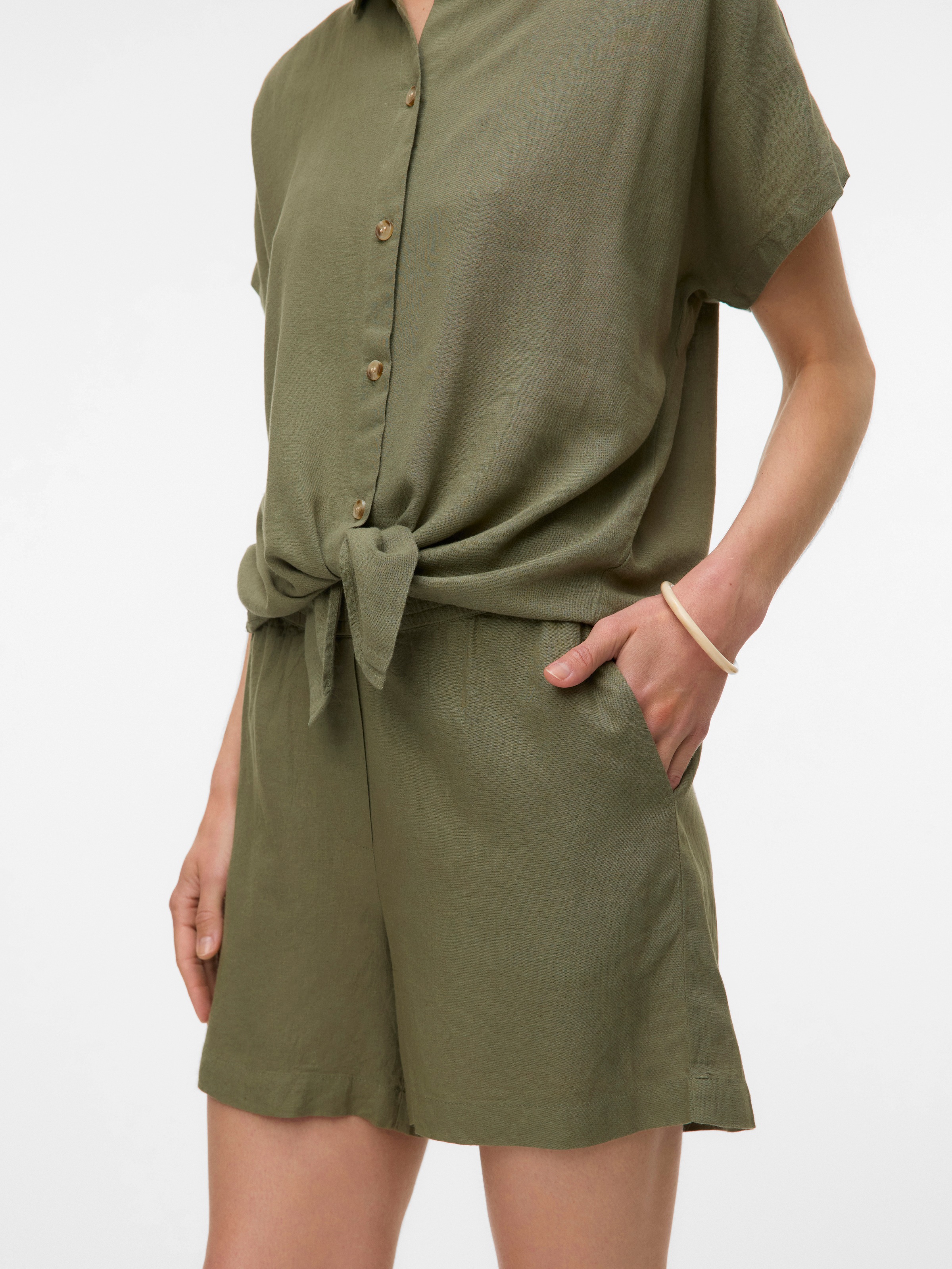 Image of Vero Moda Shorts "VMTHEA MW SHORTS WVN NOOS"