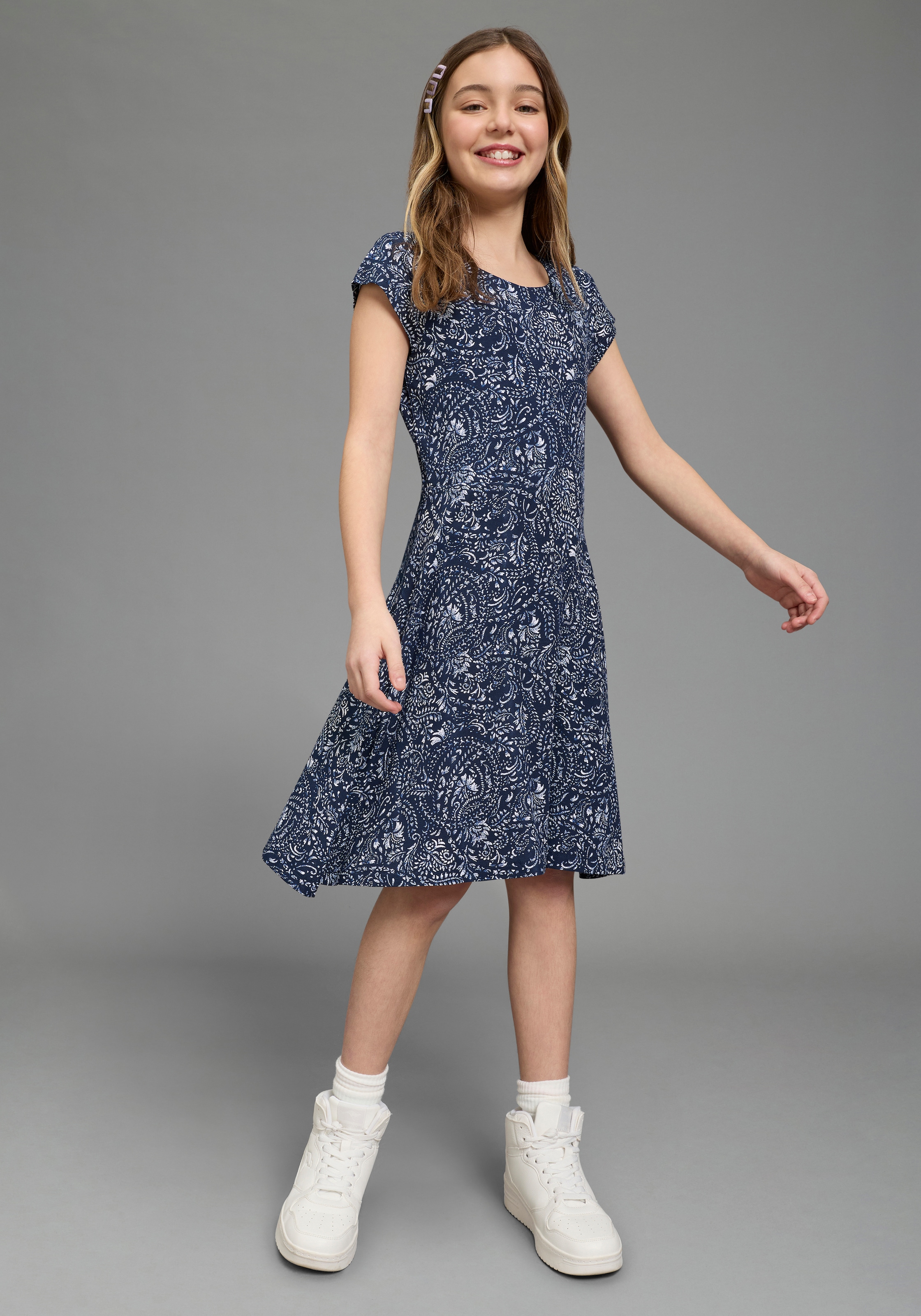KIDSWORLD Robe en jersey »Viskose-Kleid mit Paisley Allover« Sans poches Viskosekleid für Mädchen, mit modischem Druck, bequeme Passform