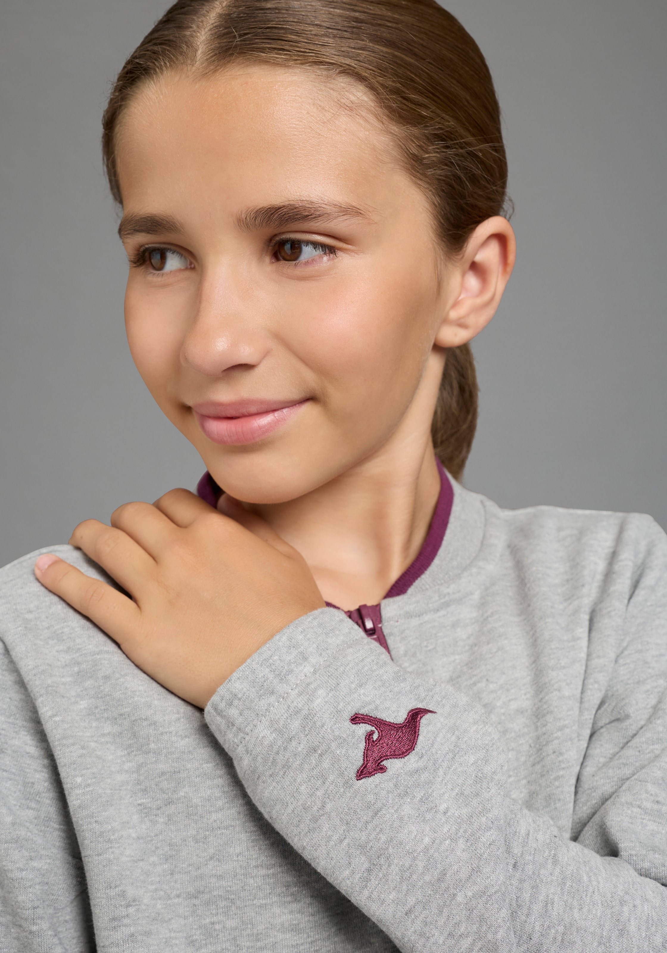 KangaROOS Veste sweat »Modische KangaROOS Sweatjacke mit kontrastfarbigen Ringel im Bündchen« Veste sweat à la mode, coupe longueur hanches, avec fermeture éclair