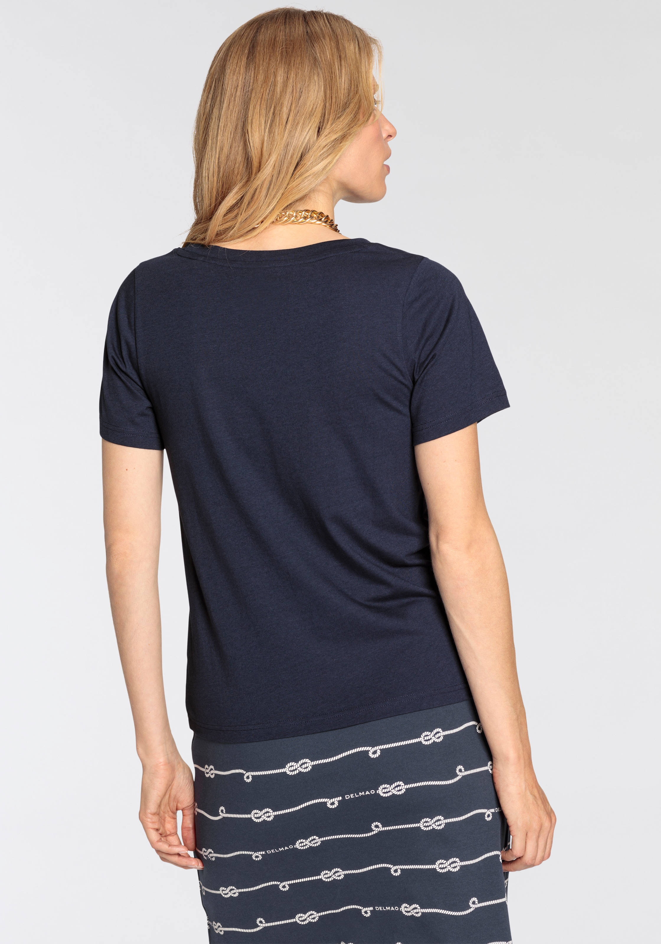 DELMAO T-Shirt, mit kleinem dekorativen Label auf der Brust
