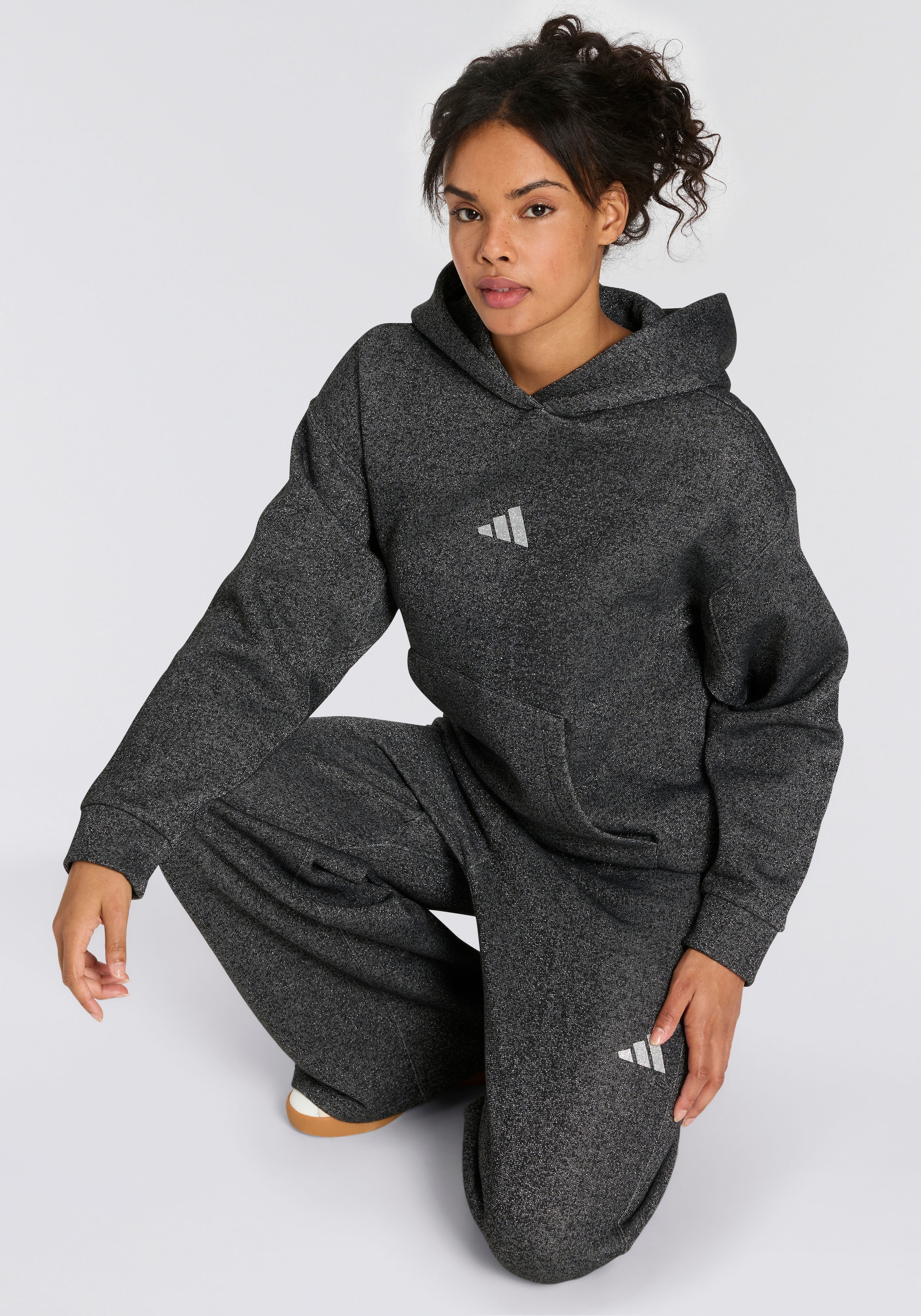 adidas Sportswear Pantalon de sport »ALL SZN HOLIDAY GLITZER FLEECE LOOSE«