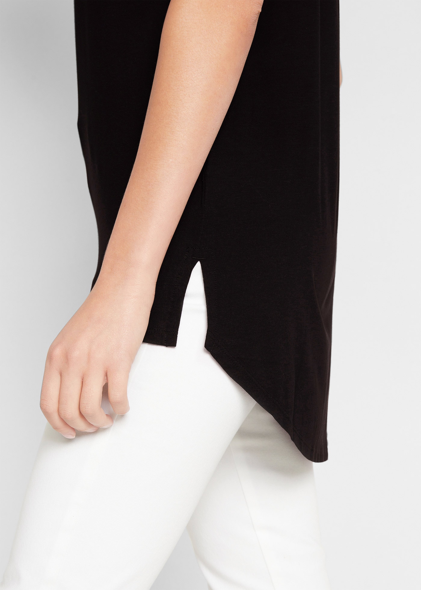 bonprix Longshirt hinten länger geschnitten, Kurzarm, mit Metallic-Druck