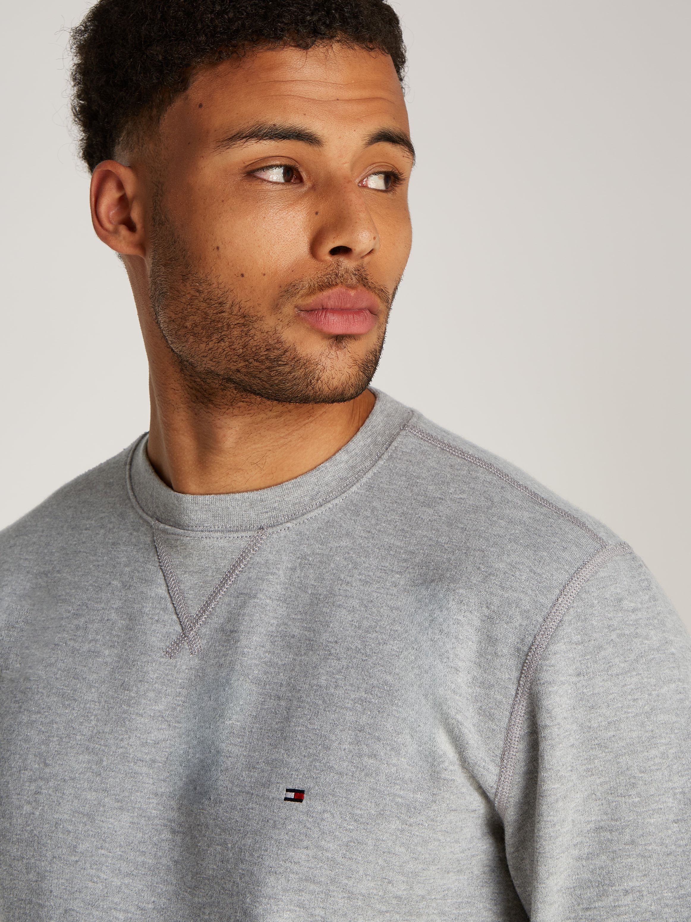 Tommy Hilfiger Sweatshirt »ESSENTIAL FLEECE CREWNECK«, mit Tommy Hilfiger Logostickerei