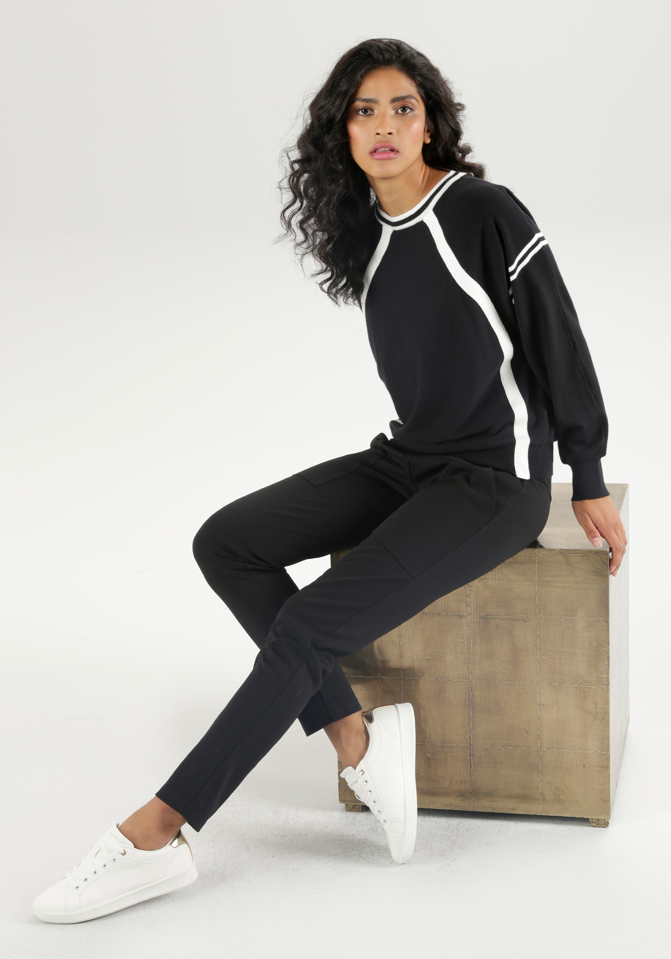 Aniston SELECTED Strickpullover, mit sportiven weissen Streifen