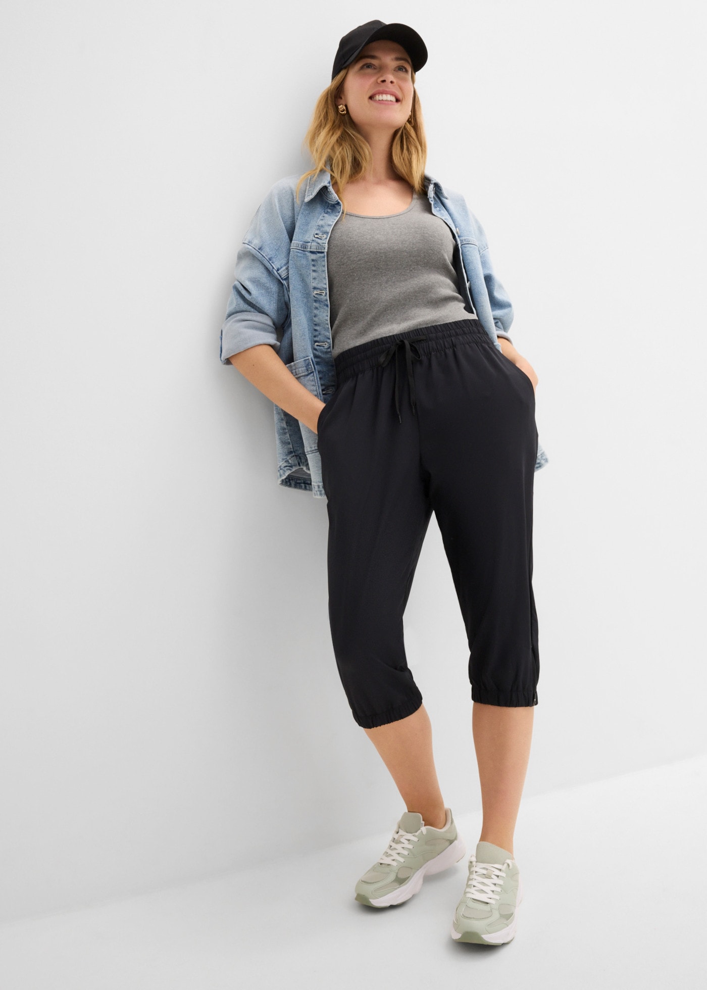 bonprix Funktionshose  in 7/8 länge, Seitenschlitze mit Zipper, Reissverschlusstasche hinten