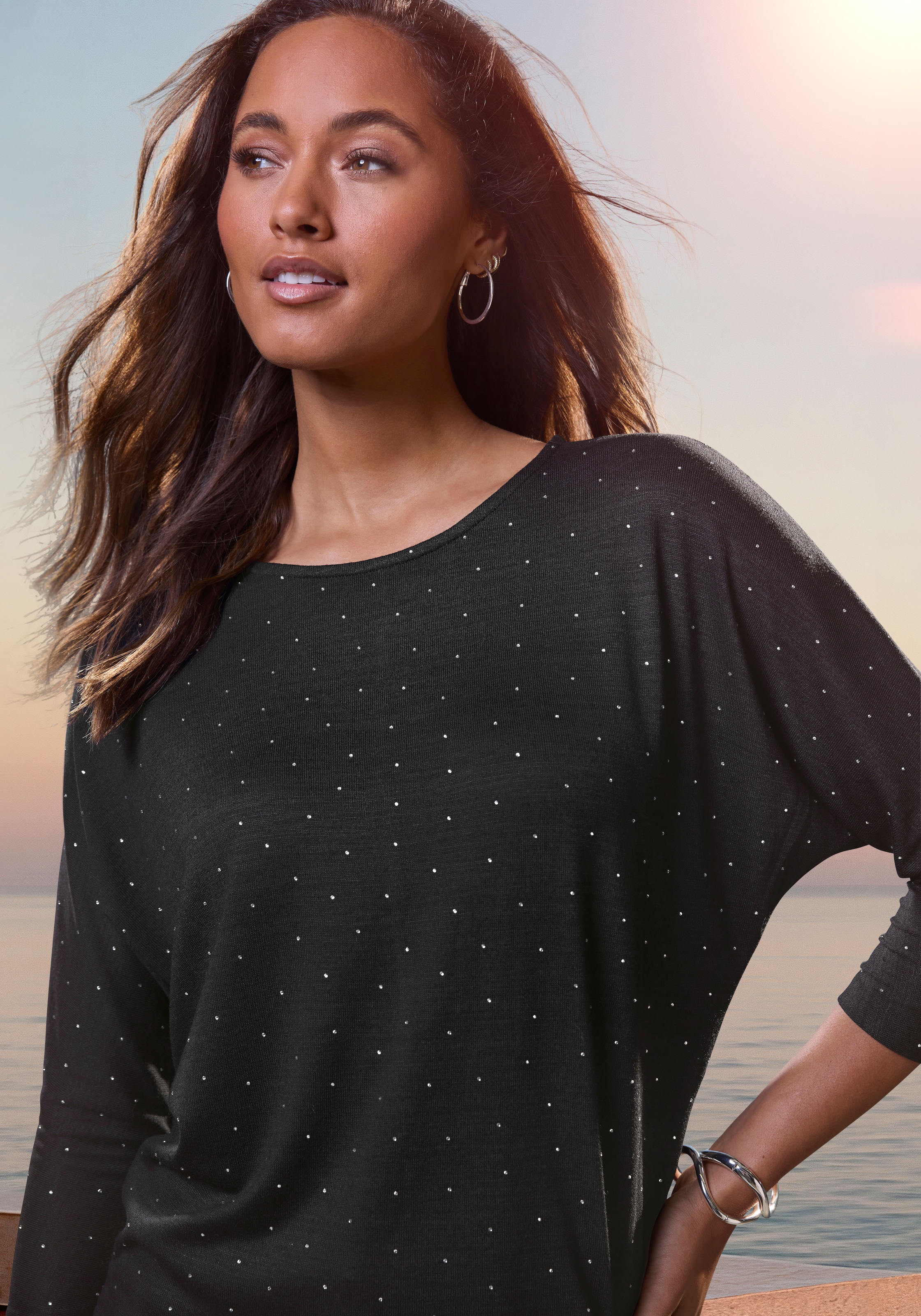 Image of LASCANA Rundhalsshirt "mit funkelnden Strass-Steinen" aus Viskose-Stretch