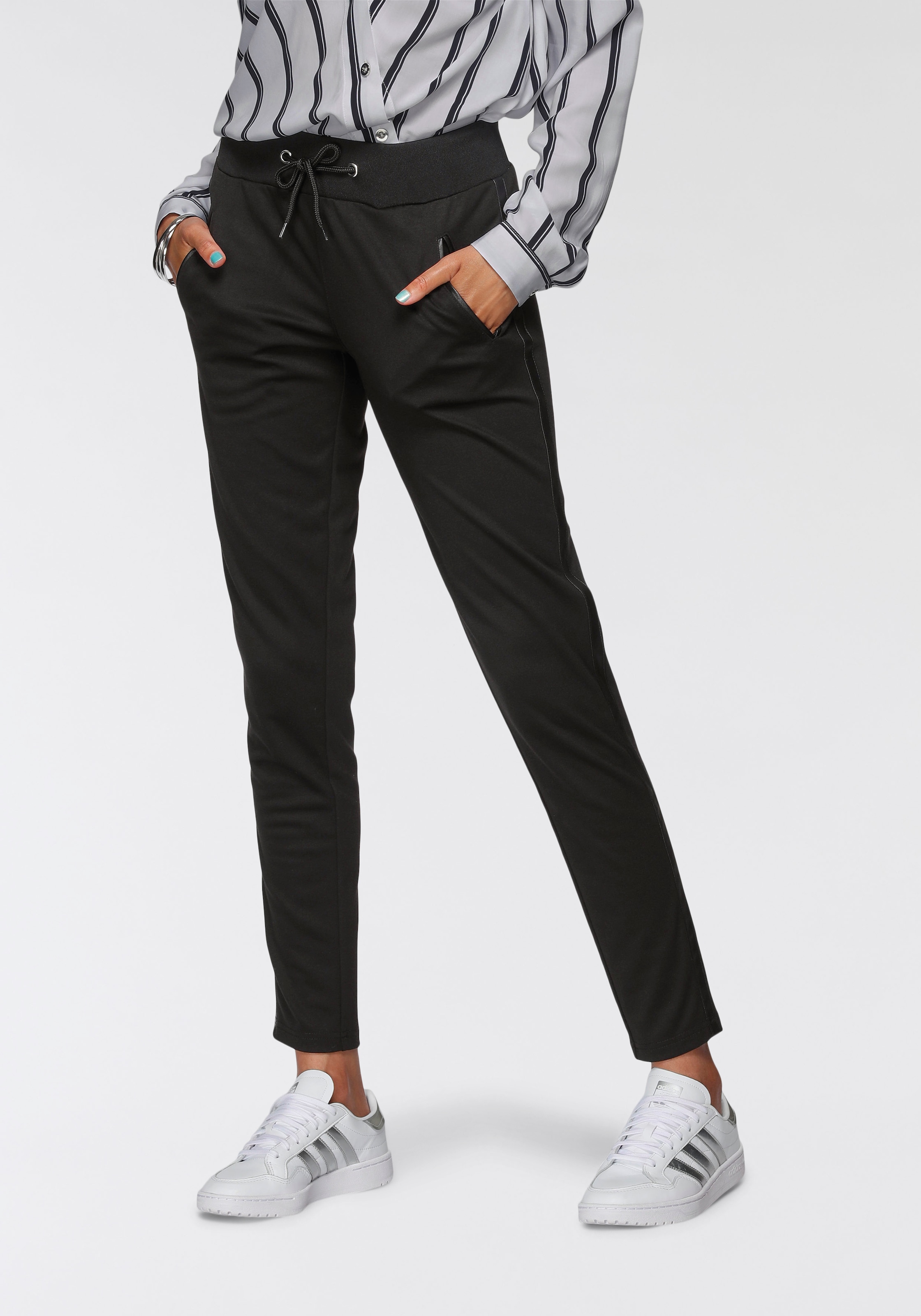 Image of AJC Jogger Pants, mit trendigem Kunst-Leder Streifen bei Ackermann Versand Schweiz