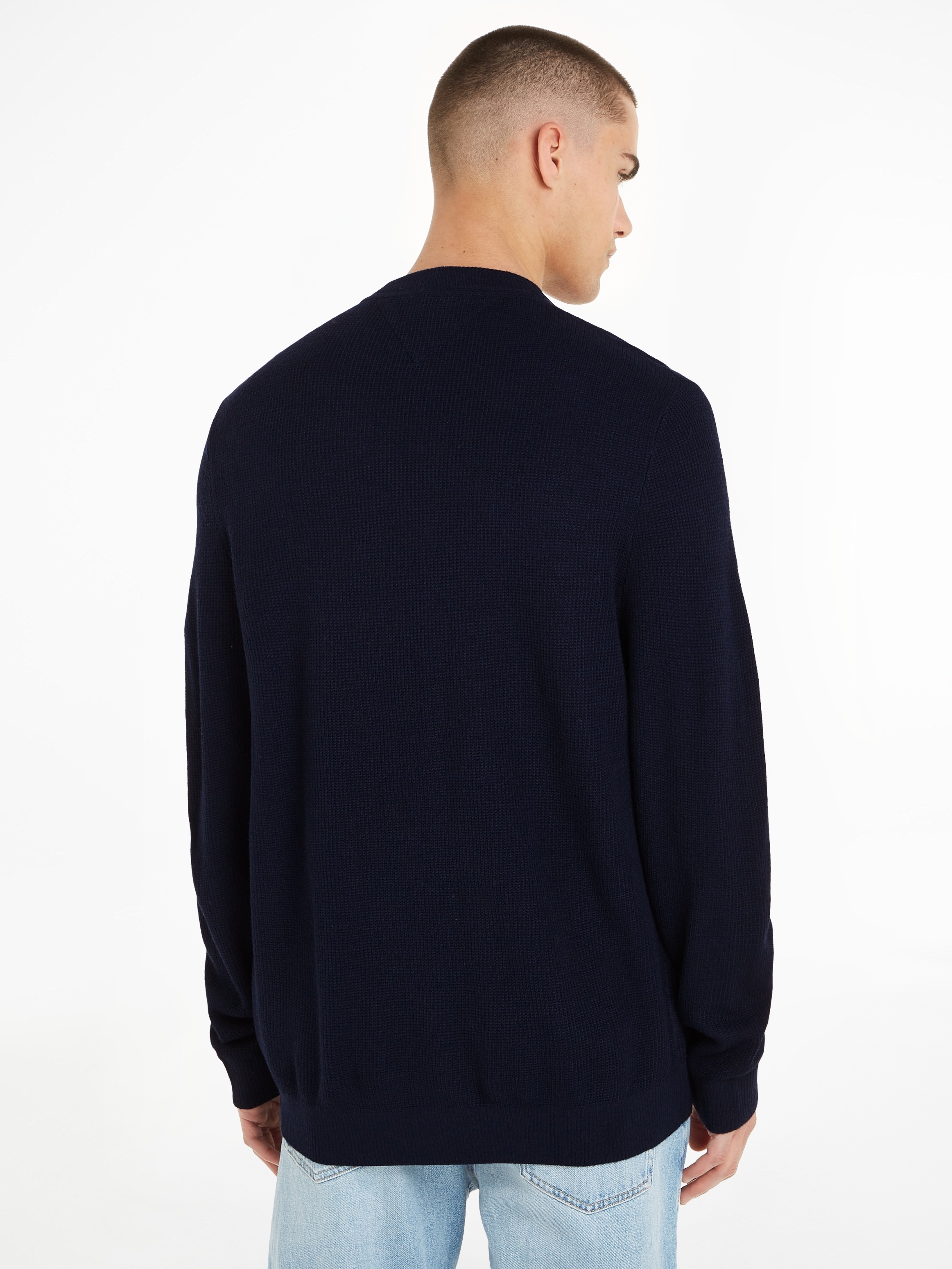 Tommy Jeans Strickpullover »TJM REG STRCT TONAL FLAG SWEATER«, mit Markenlabel auf der Brust