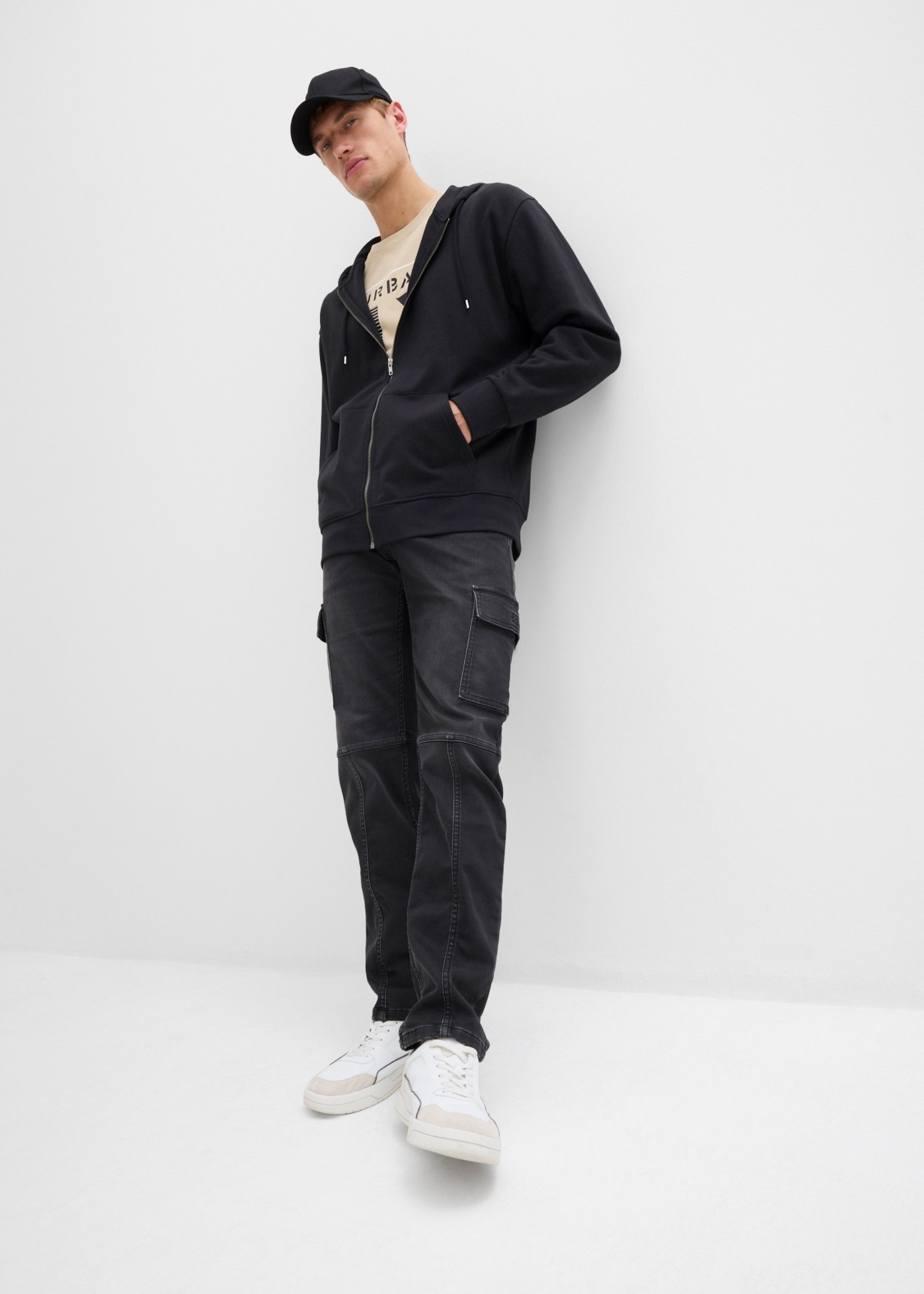 bonprix Kapuzensweatjacke lockere Passform, aus Baumwolle und Polyester, im Basic-Stil