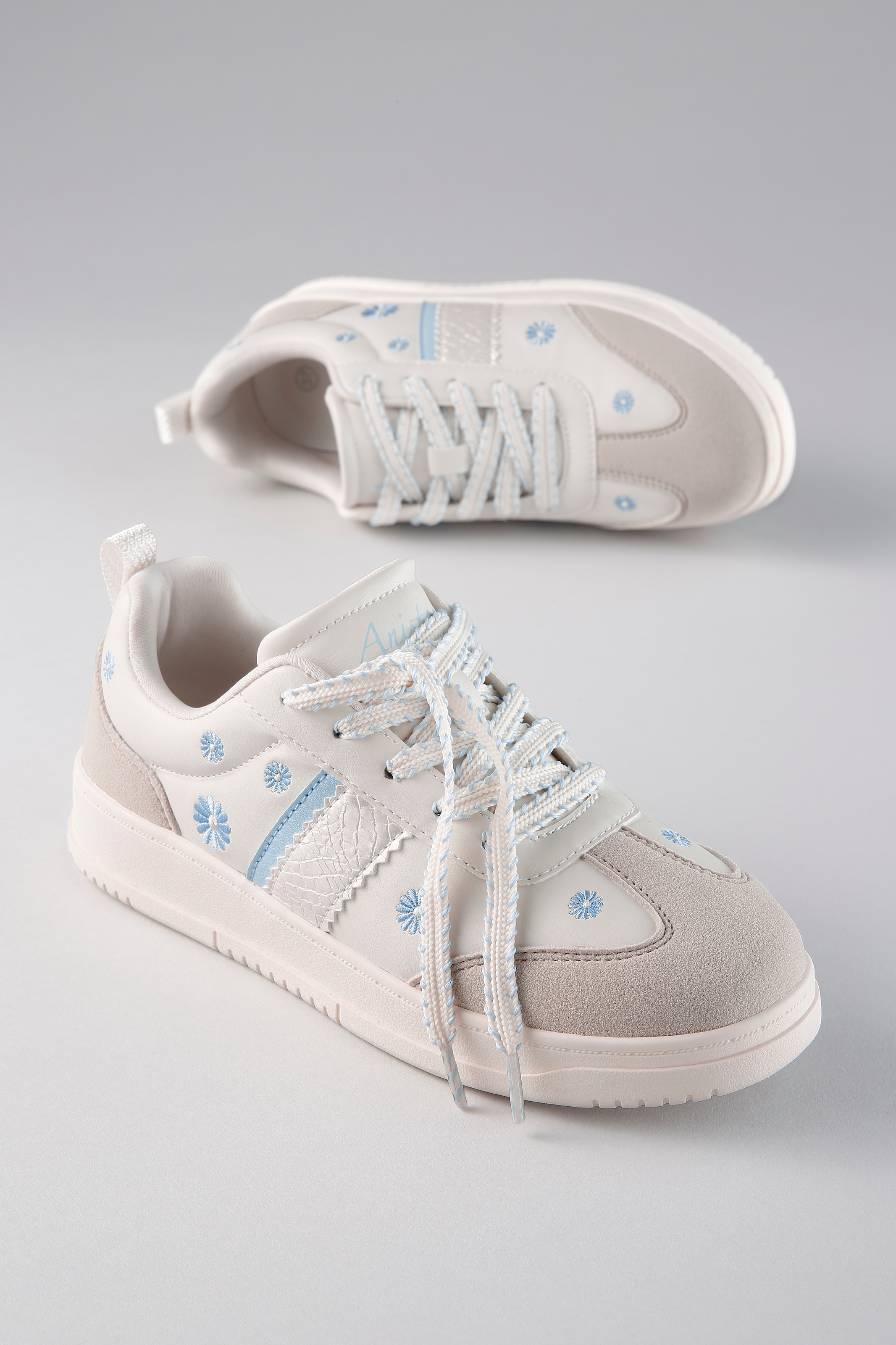 Image of Aniston SHOES Plateausneaker Schnürschuh, Freizeitschuh mit Blumenstickerei - NEUE KOLLEKTION