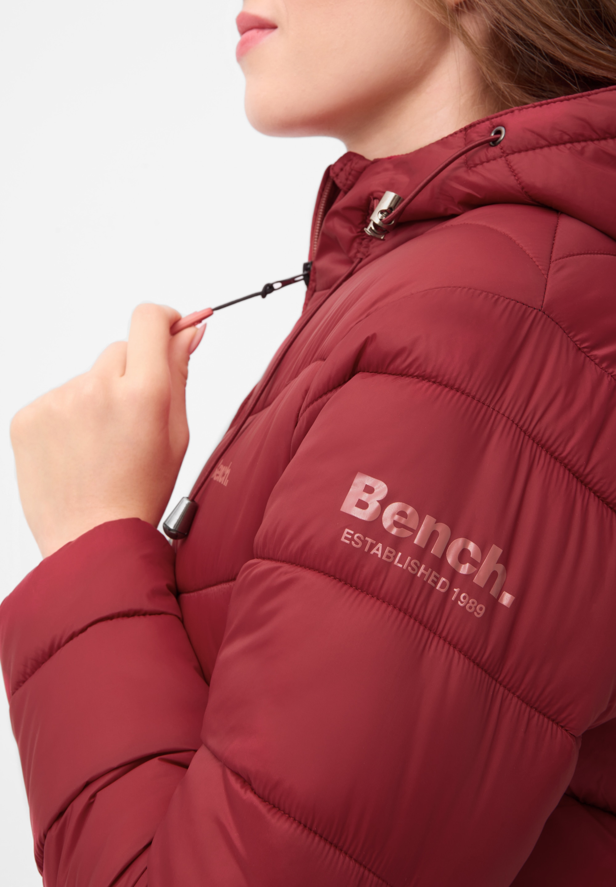 Bench. Steppjacke »JIYRA« mit Kapuze leichte, taillierte Übergangsjacke mit breiter Steppung und Kapuze