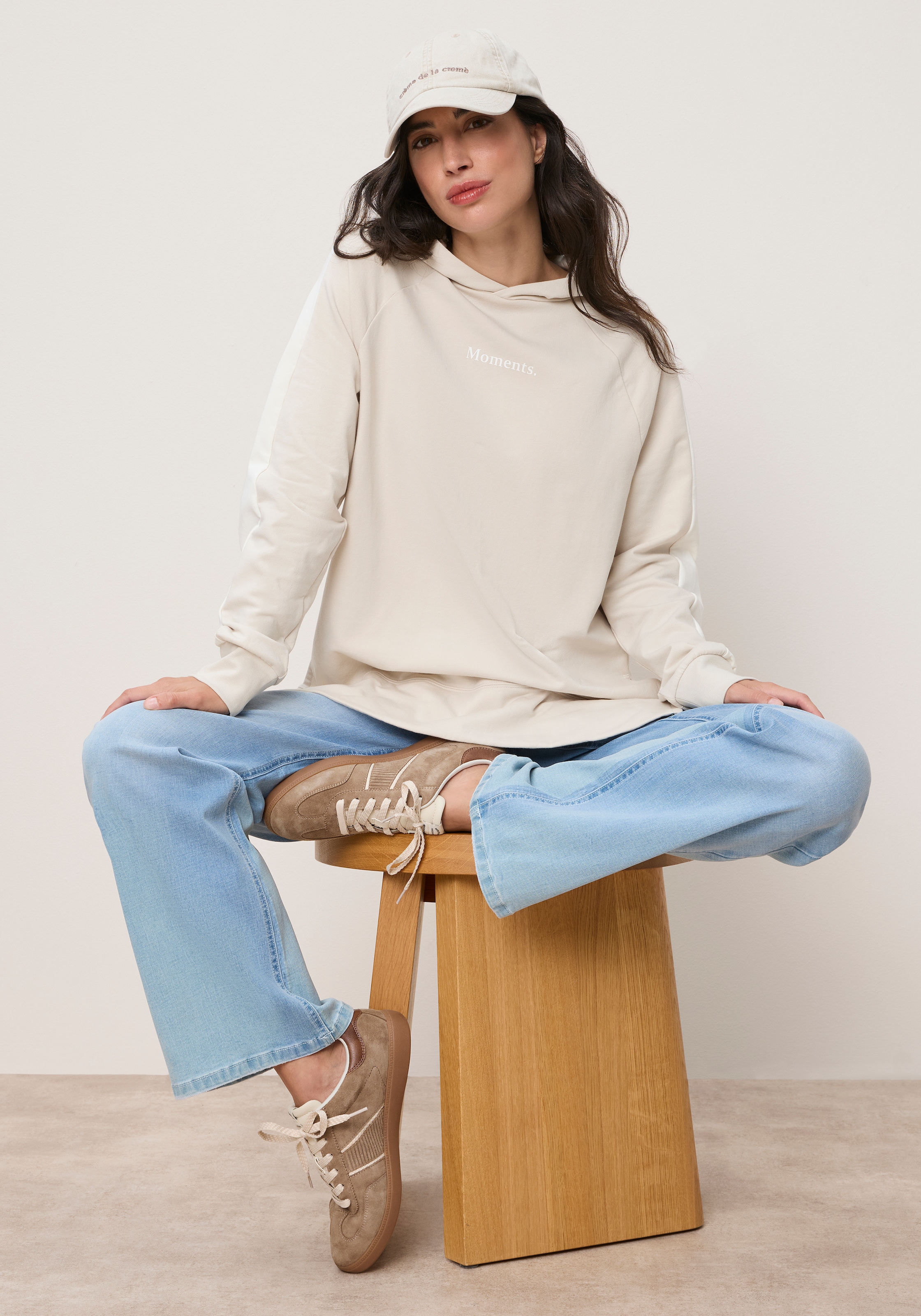Tamaris Hoodie »mit Kapuze, hüftbedeckende Länge«, mit Kontraststreifen und Schriftzug, aus elastischer Baumwollqualität
