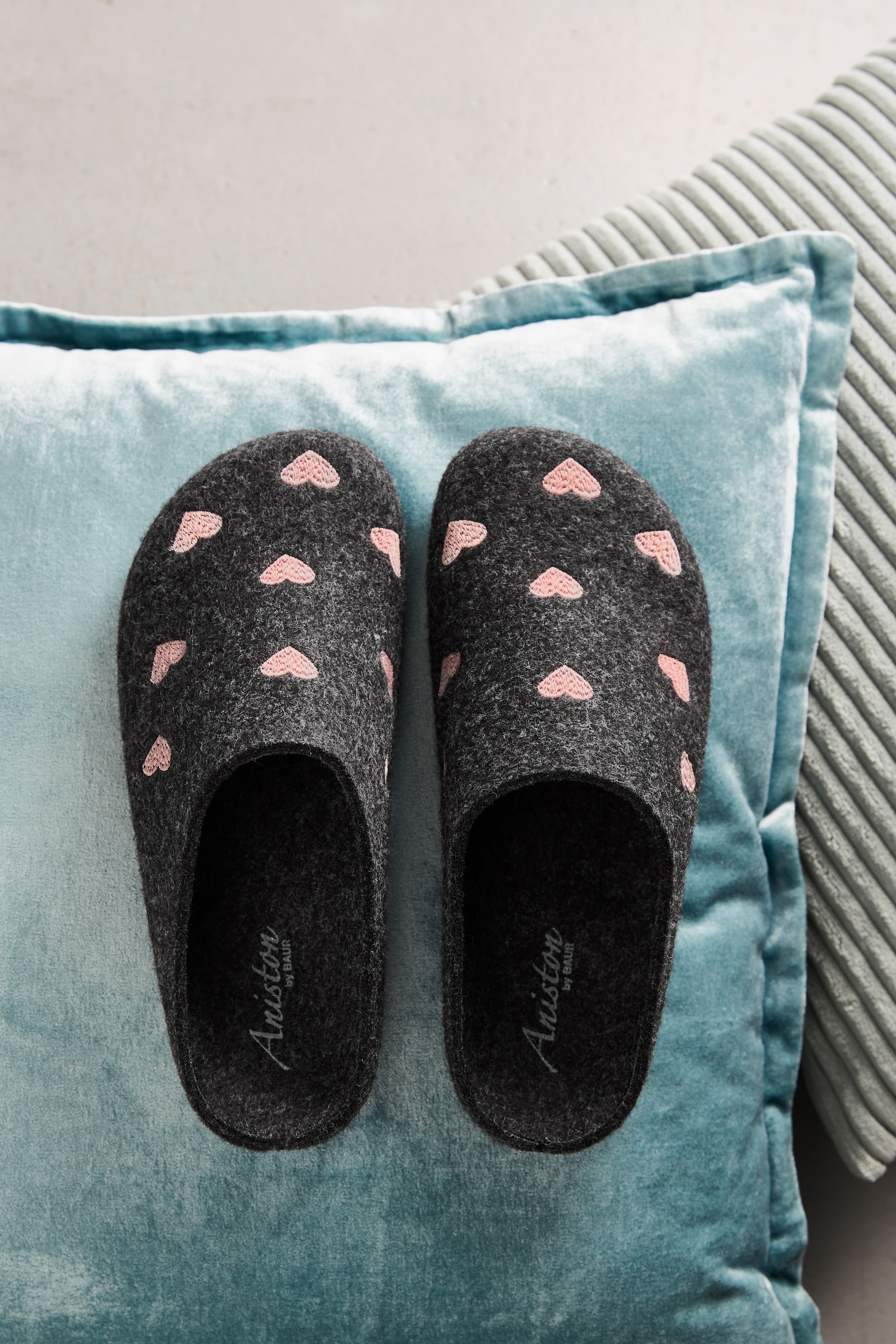 Aniston SHOES Sabot  chausson, pantoufle maison avec broderie de petits cœurs