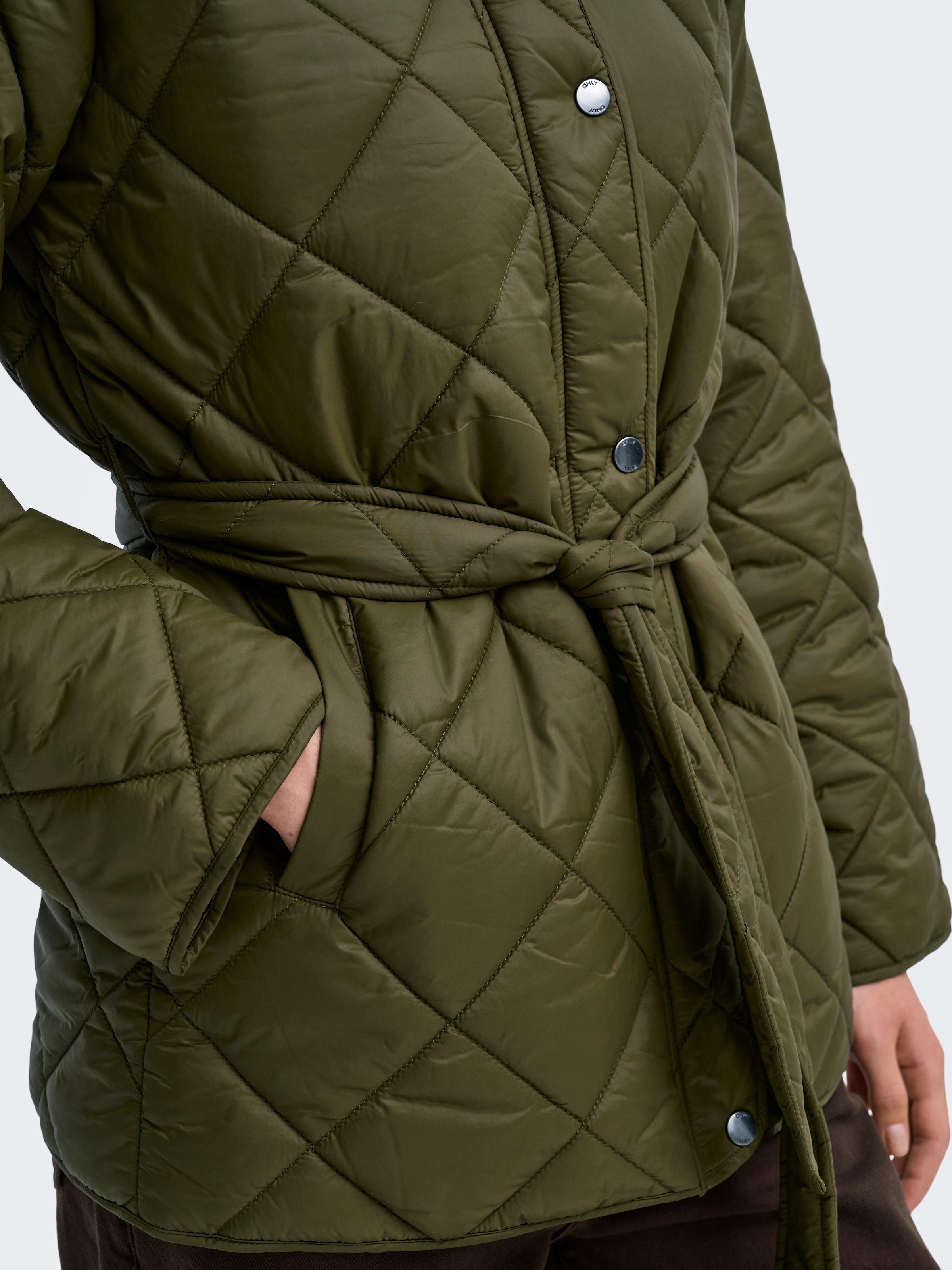 ONLY Veste matelassée »ONLTAHIA LW CORD MIX JACKET CC OTW« fibre synthétique