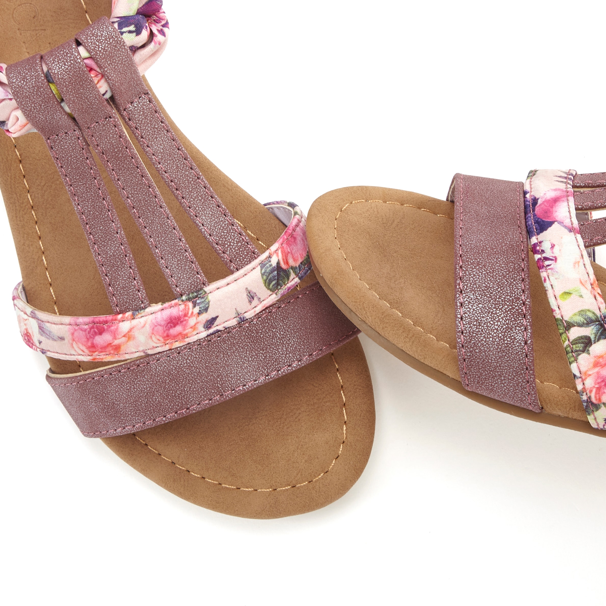 LASCANA Sandale »Sommerschuh, Sandalette,«, mit Verzierung und kleinem Keilabsatz im Festival-Look VEGAN