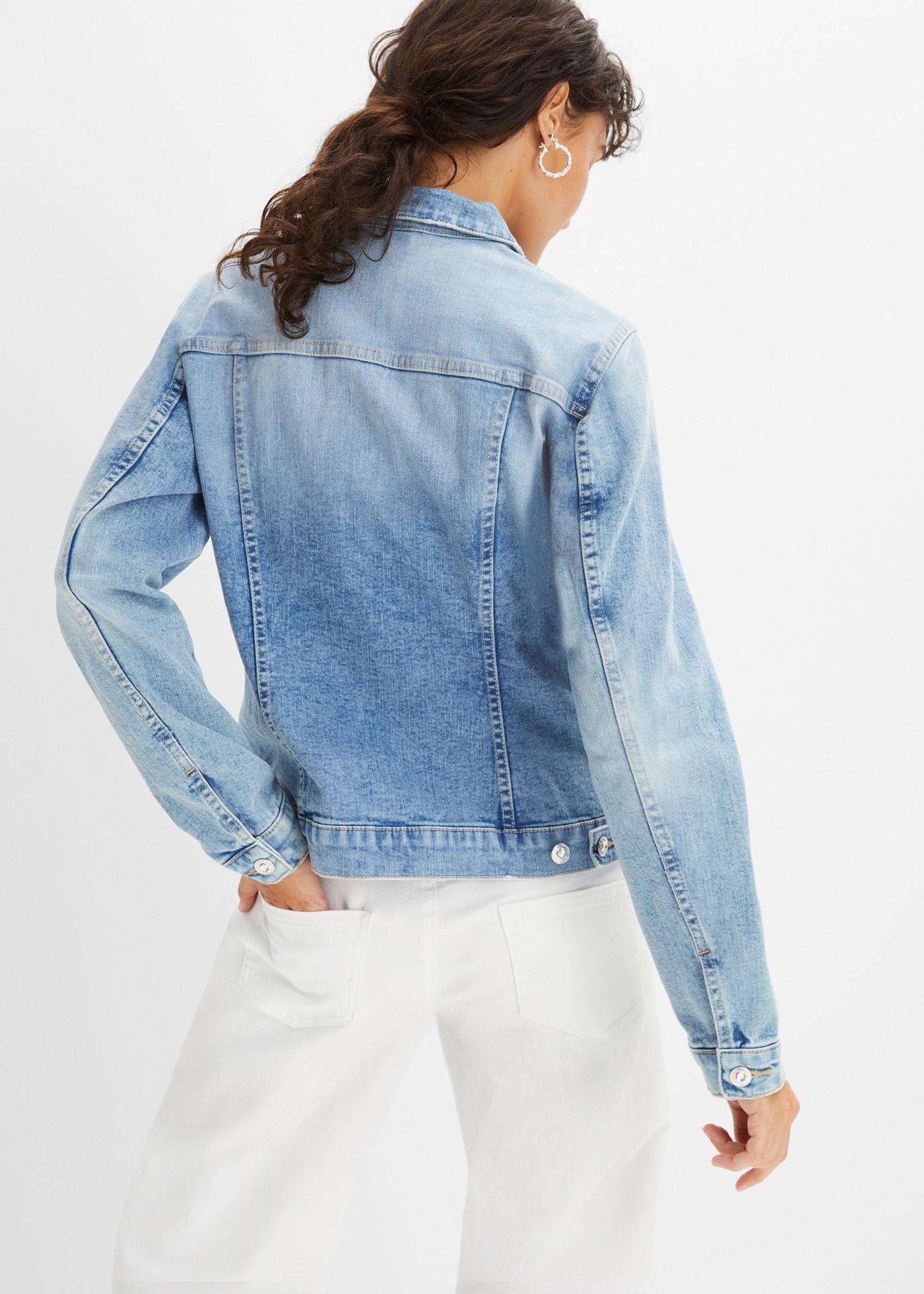 bonprix Jeansjacke in klassischer Form und mit hochwertigen Glitzersteinen