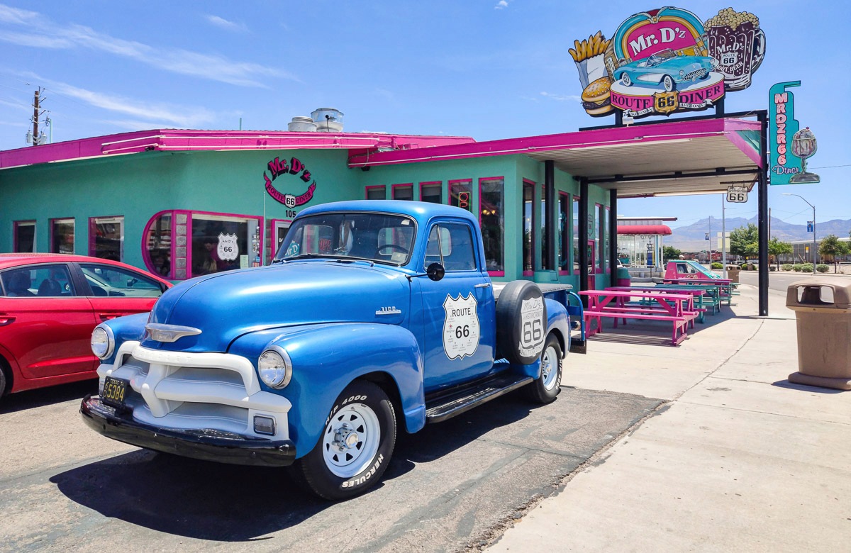 Image of Papermoon Fototapete »VINTAGE DINER-OLDTIMER ROUTE 66 AMERIKA RESTAURANT XXL«, Vliestapete, hochwertiger Digitaldruck, inklusive Kleister bei Ackermann Versand Schweiz