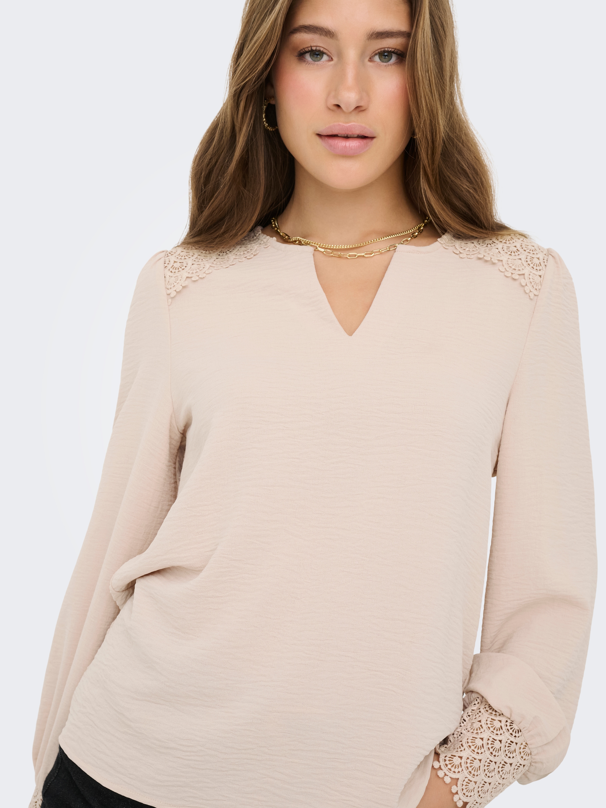 ONLY Langarmbluse »ONLCERENA METTE L/S LACE VNECK TOP WVN« Kunstfaser, regular fit, V-Ausschnitt