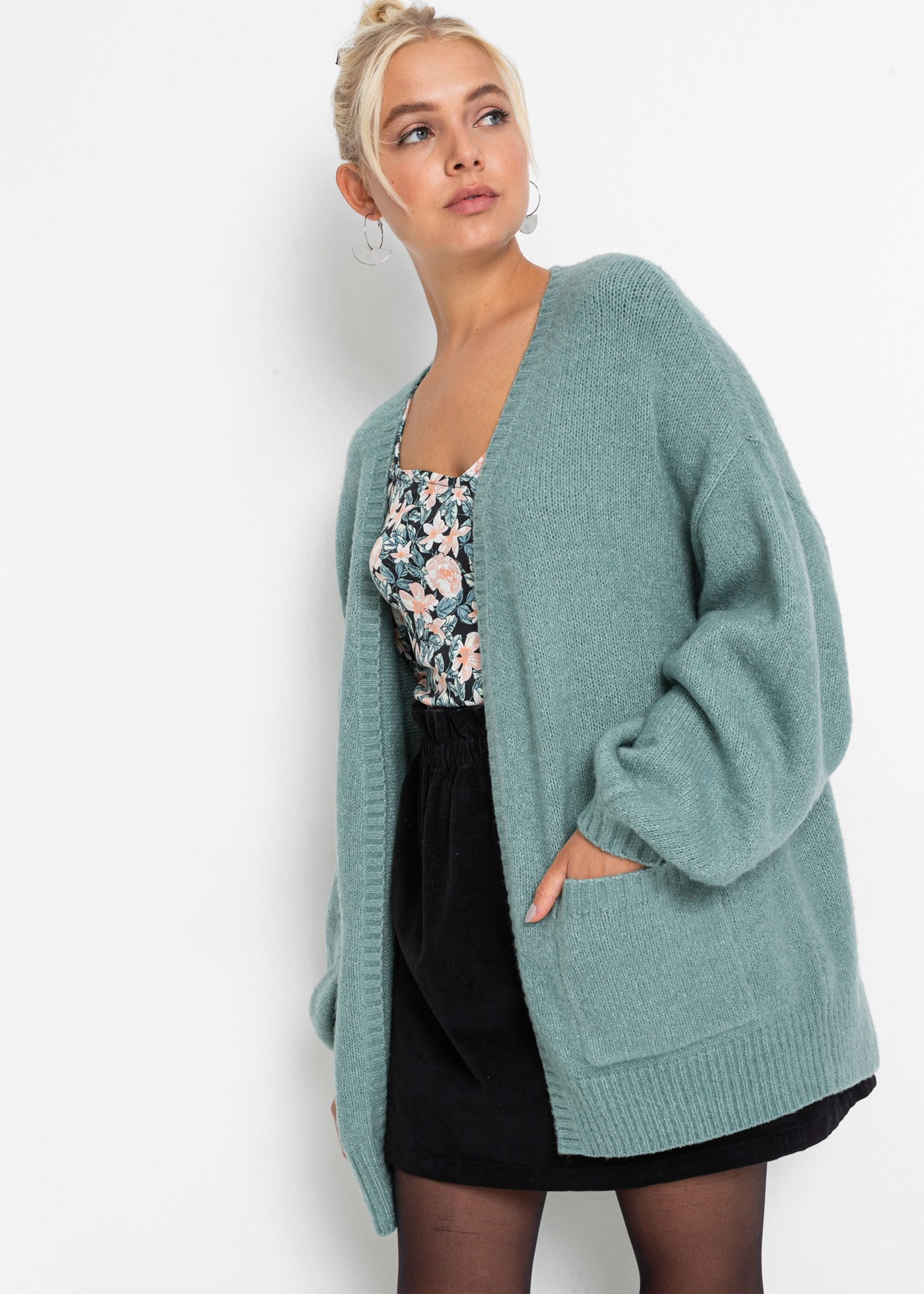 bonprix Strickjacke »Oversize-Strickjacke« Oversize-Passform, mit aufgesetzten Taschen