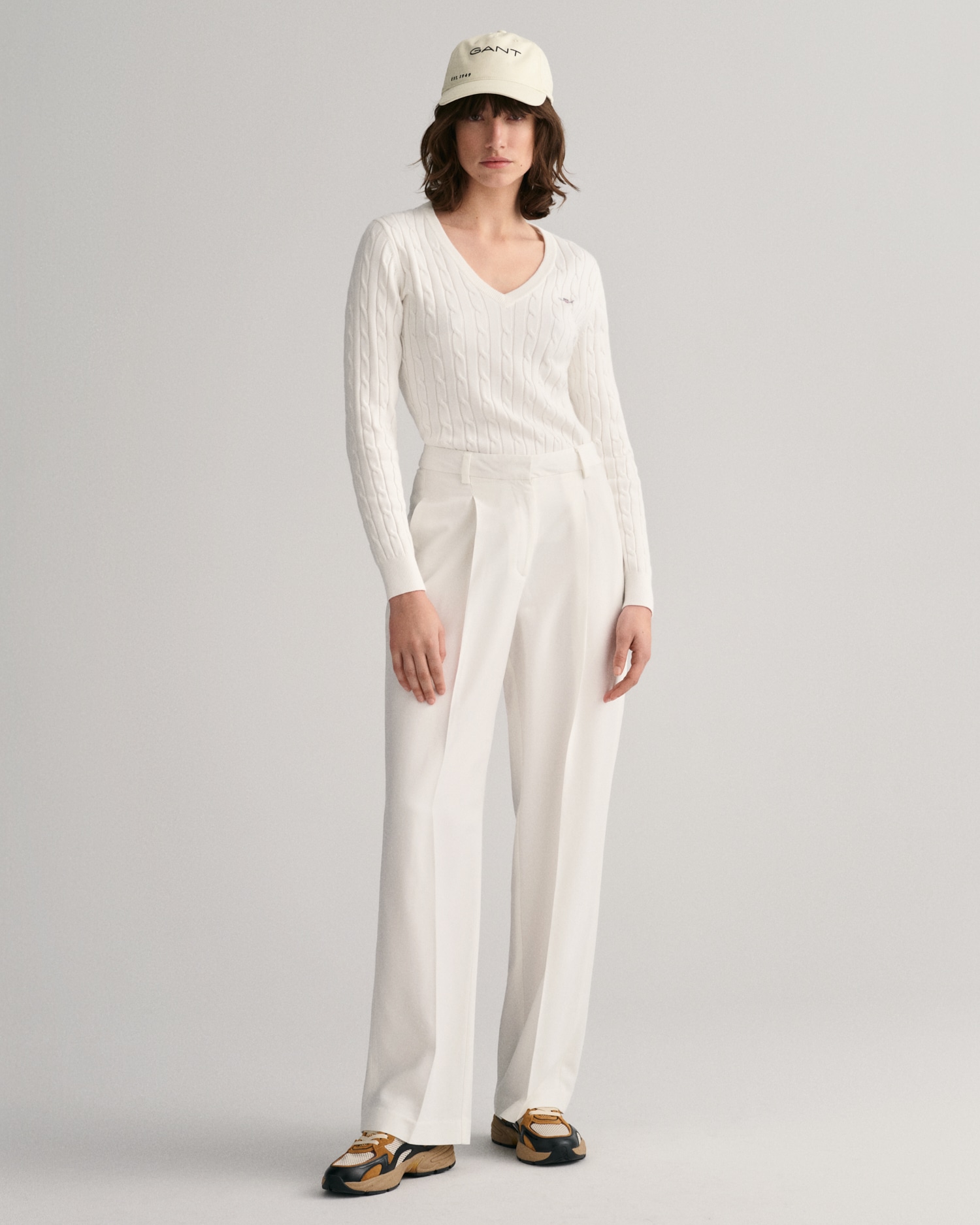 Gant Strickpullover »STRETCH COTTON CABLE V-NECK« mit Logostickerei auf der Brust