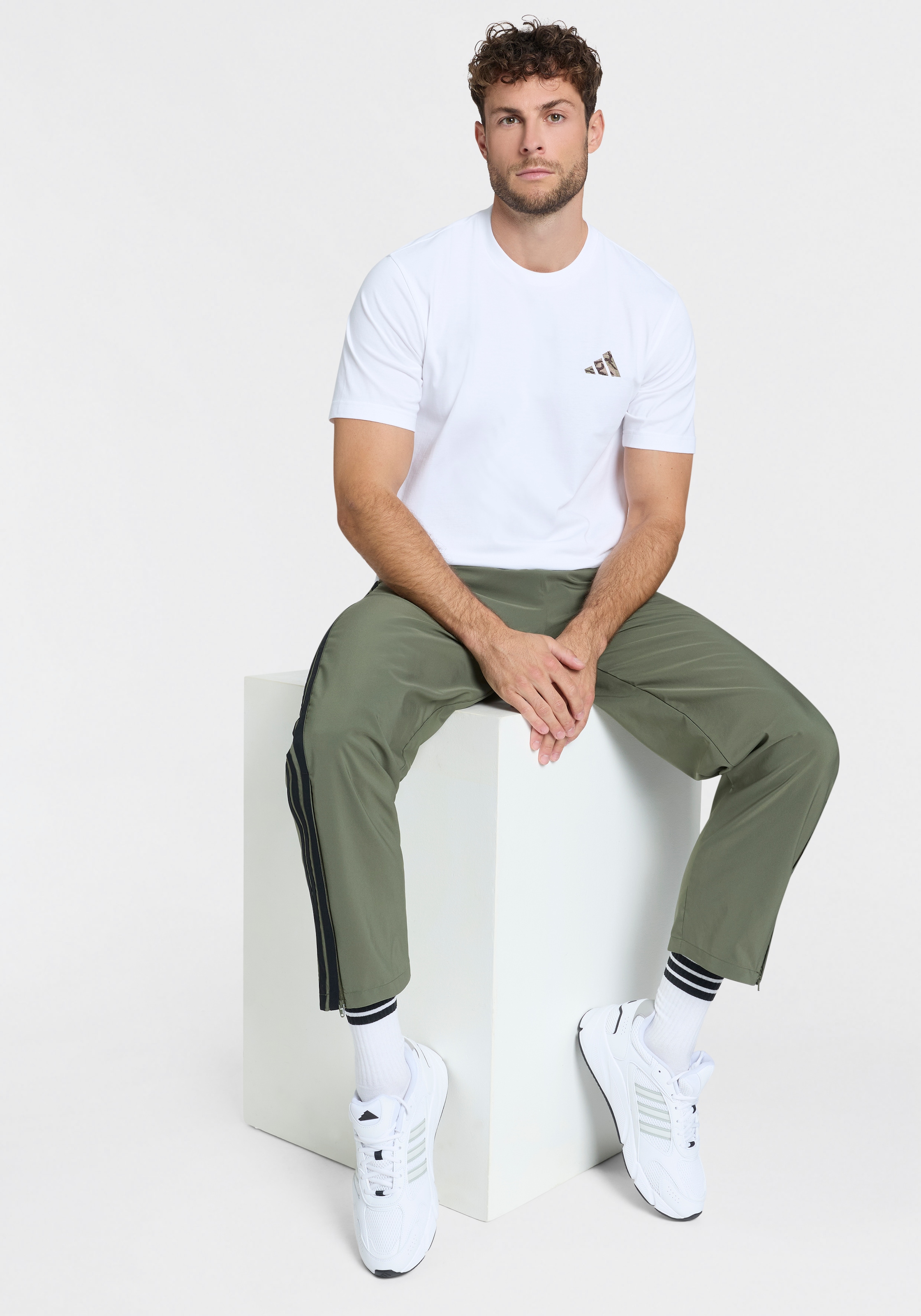 adidas Sportswear Pantalon de sport »ESSENTIALS 3-STREIFEN STANFORD LITE WOVEN TAPERED OPEN HEM«