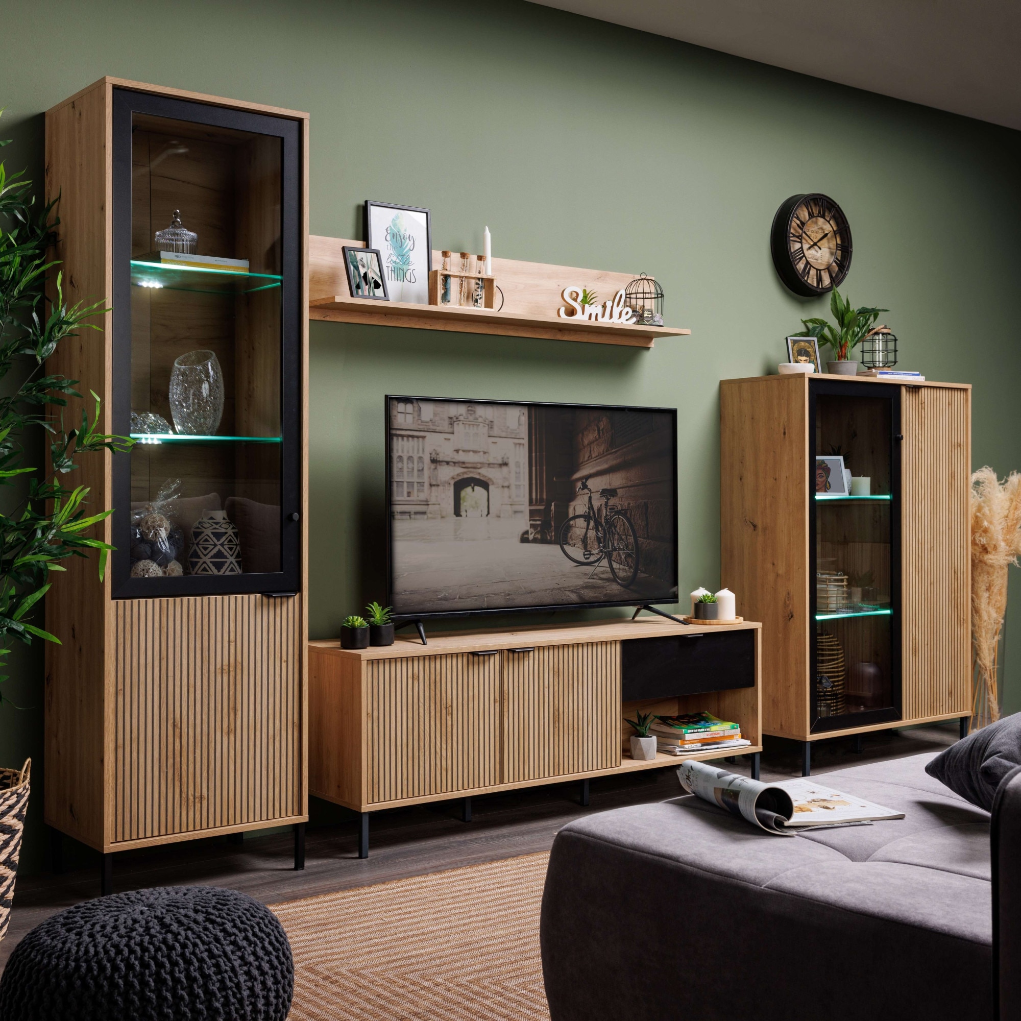 Home affaire Vitrine »Mayenne Vitrinenschrank, Standvitrine, Showcase, B/H: 54,5/195 cm« Holztür mit Rillen-Optik, Glastür, Modernes Design