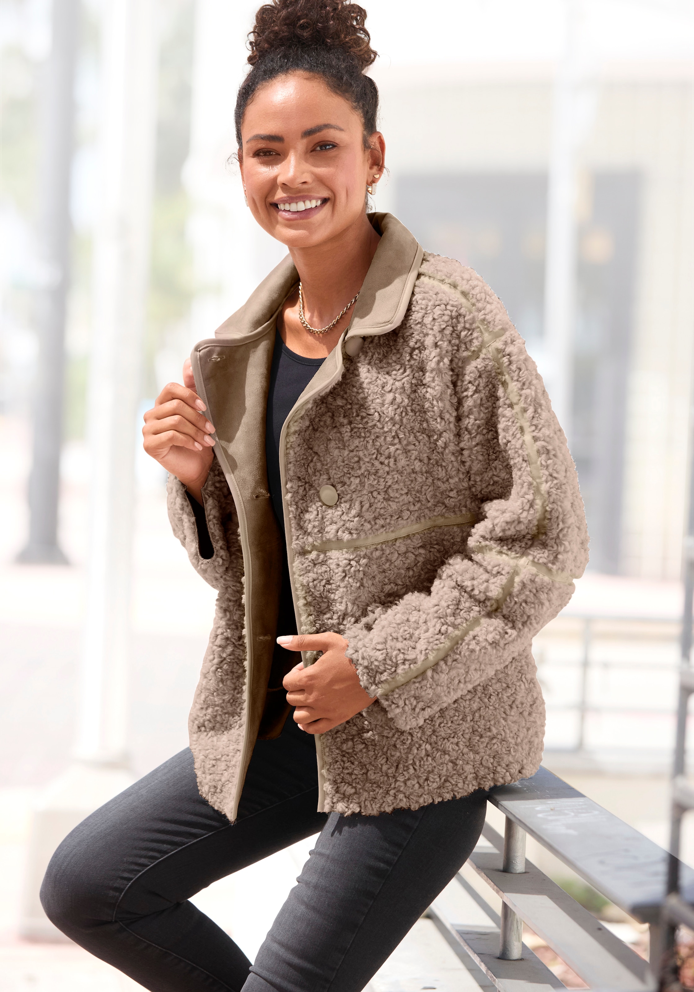 Image of LASCANA Fellimitatjacke "mit Lederimitat-Einsätzen und Knopfleiste, Teddyjacke" Sherpa-Jacke aus Teddyplüsch mit Taschen, Übergangsjacke, Oversize