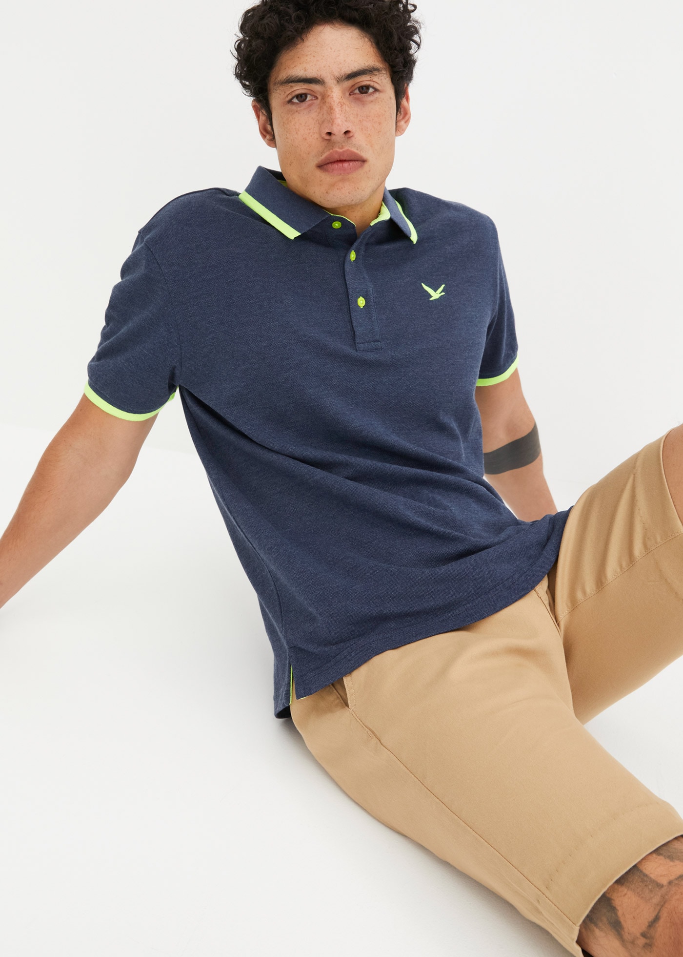 bonprix Poloshirt »Piqué-Poloshirt mit reiner Baumwolle« Regular fit, Kurzarm, mit neonfarbenen Details, mit Polokragen