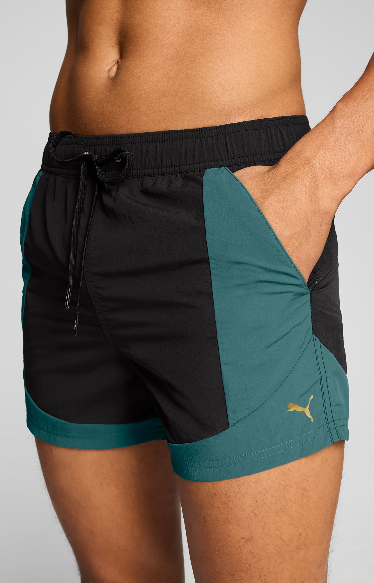 PUMA Badeshorts mit Kordelzug und seitlichen Taschen