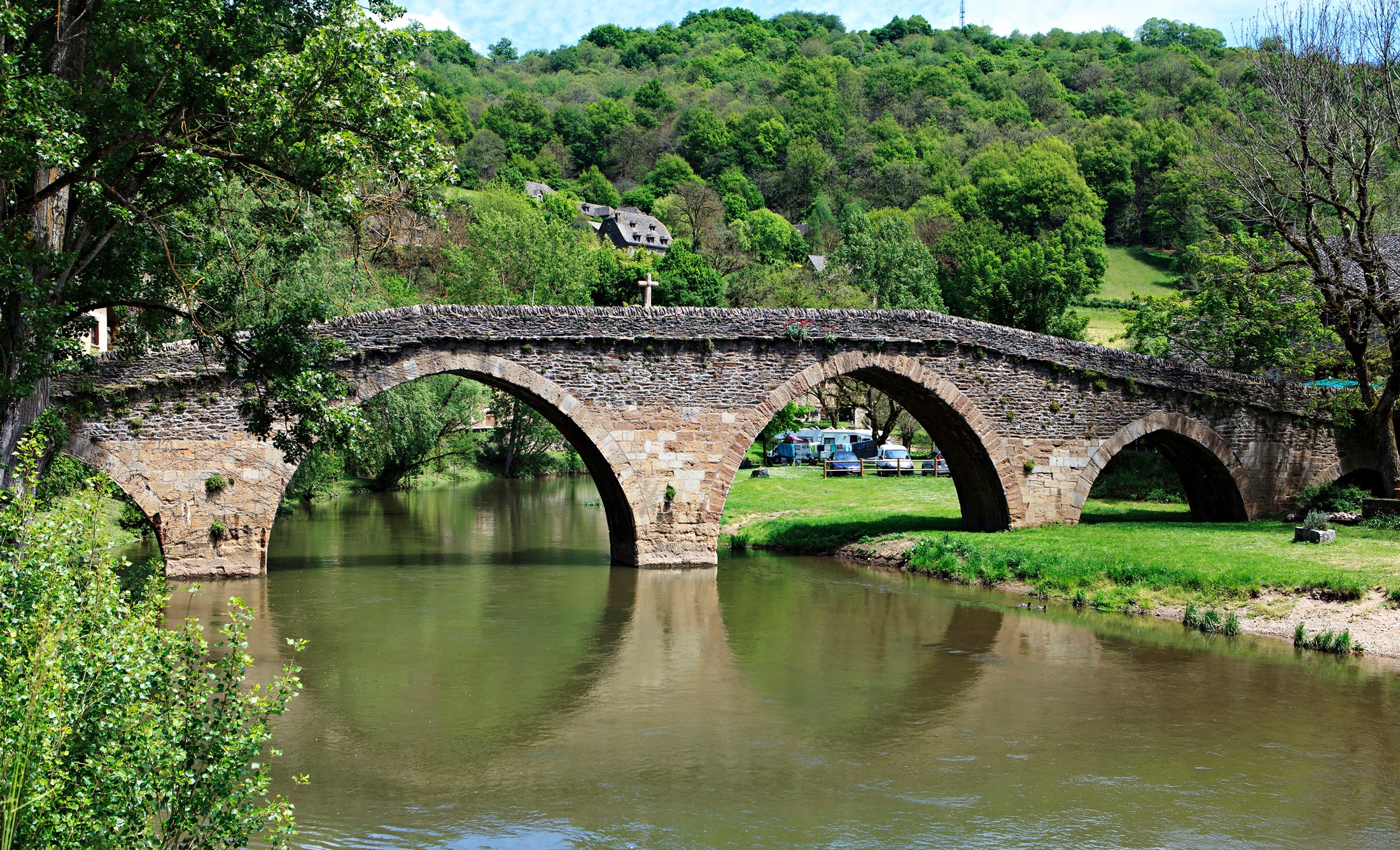 Image of Papermoon Fototapete "STEIN-BRÜCKE-FLUSS DORF WALD BÄUME GEBIRGE STRAND ANTIK"