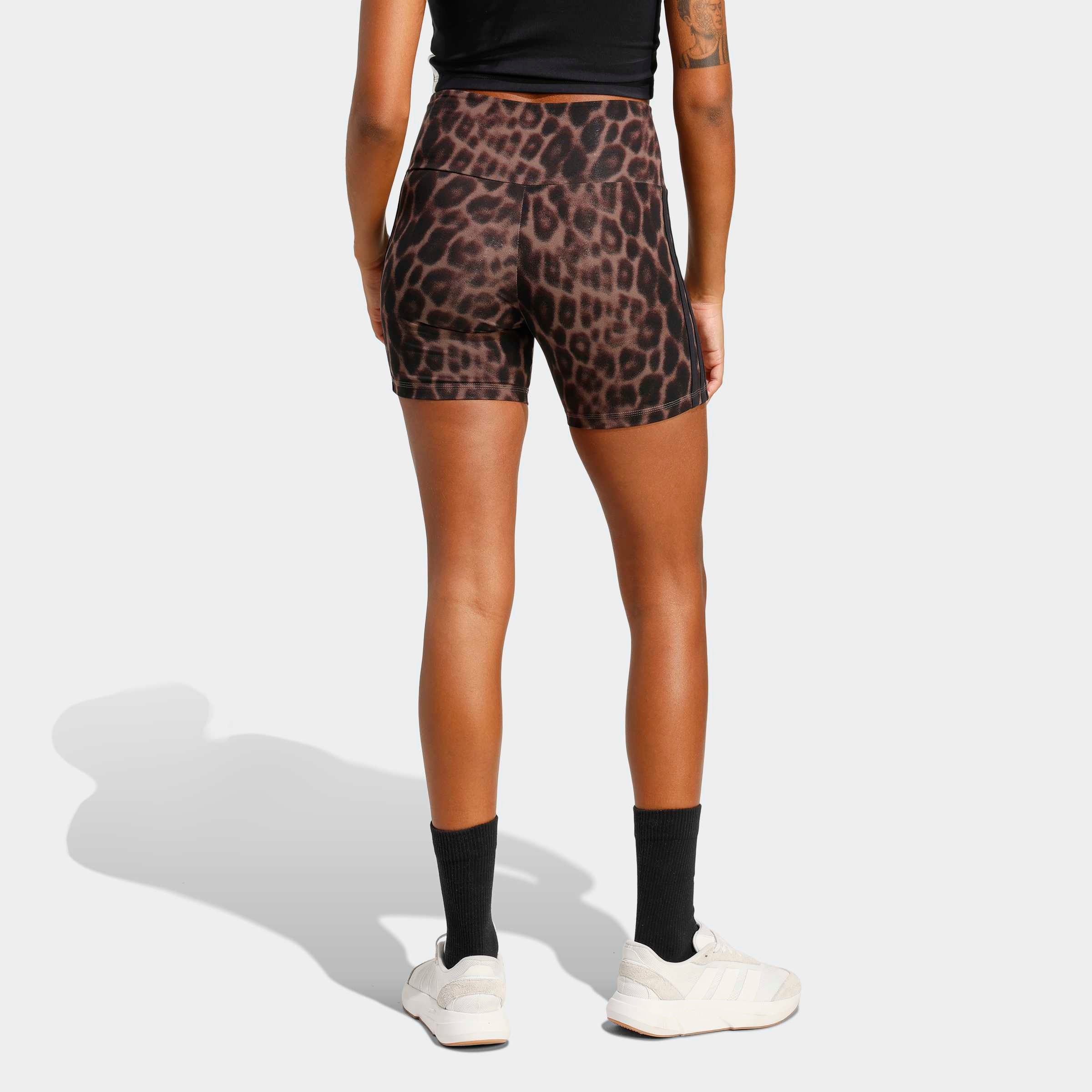 adidas Sportswear Short »SEASONAL ESSENTIALS BIKER MIT LEOPARDENPRINT UND 3-STREIFEN«