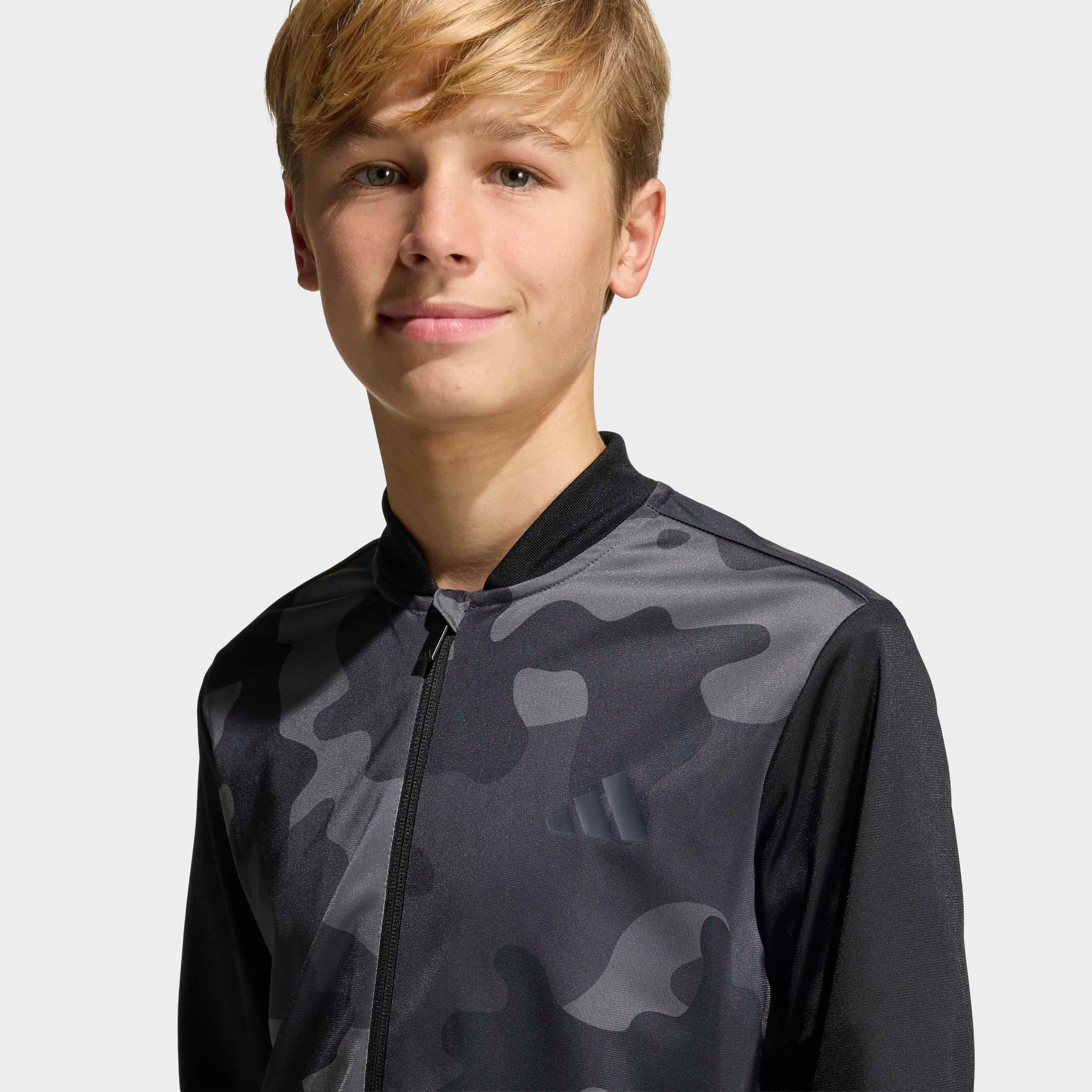 adidas Sportswear Trainingsanzug »SEASONAL ESSENTIAL CAMOUFLAGE TRICOT 3-STRIPES ALL OVER PRINTED KIDS« 2 tlg.