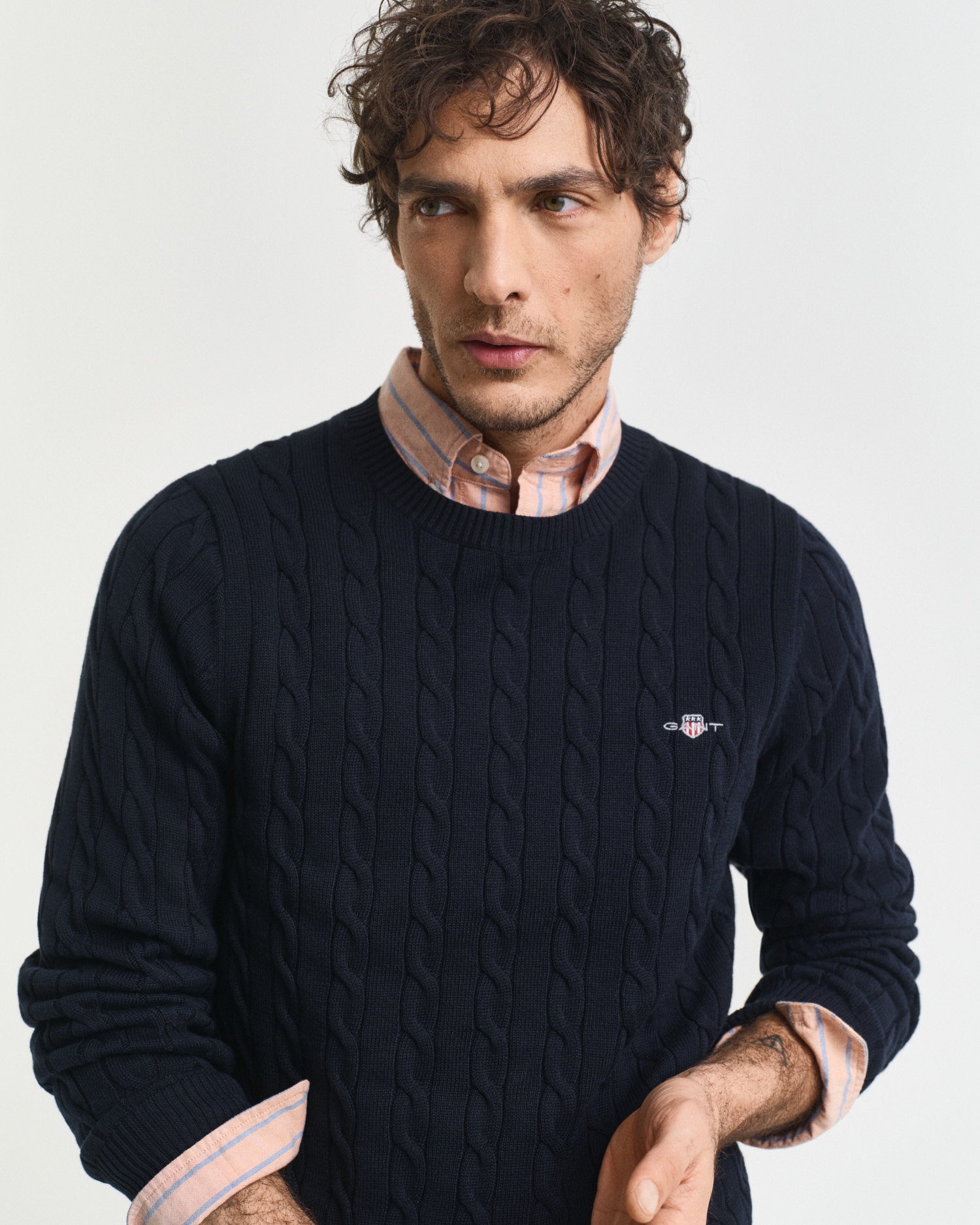 Gant Strickpullover »COTTON CABLE C-NECK« mit Wappen-Logostickerei auf der Brust