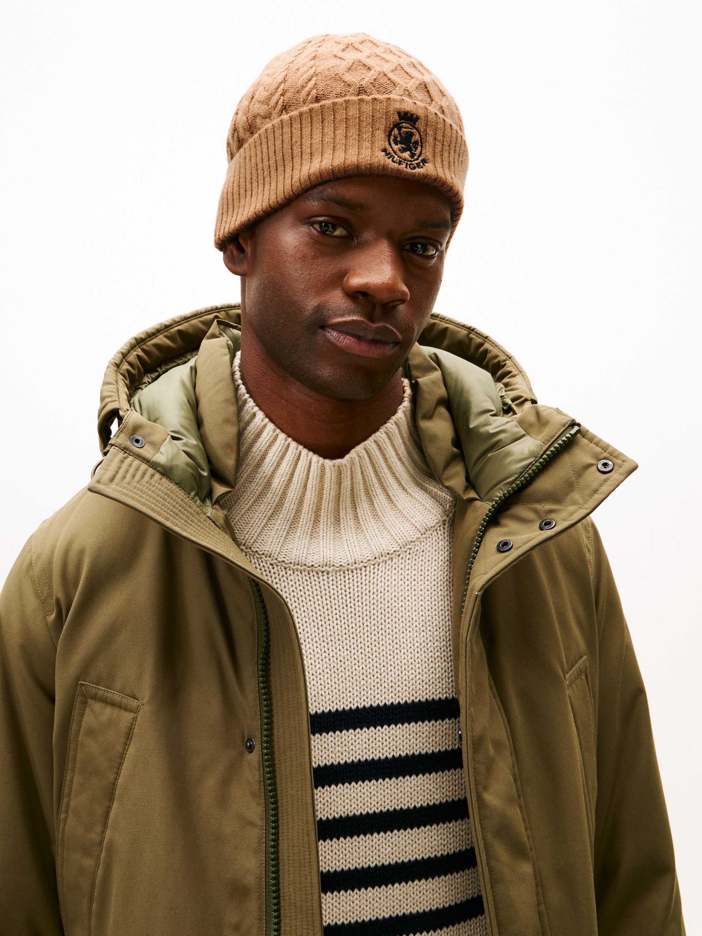 Tommy Hilfiger Bonnet »TH CREST KNIT« Zopfstrickmuster, mit TH-Wappen