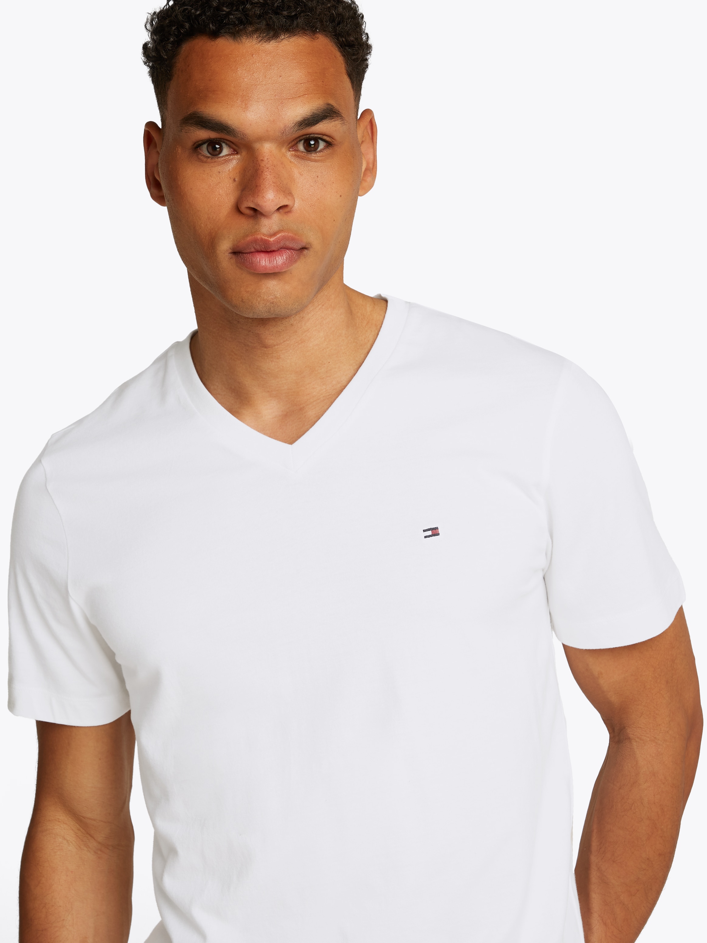 Tommy Hilfiger V-Shirt »ESSENTIAL V-NECK TEE mit V-Ausschnitt und Markenlabel«, unifarben, casual, regular fit, Baumwolle, V-Ausschnitt