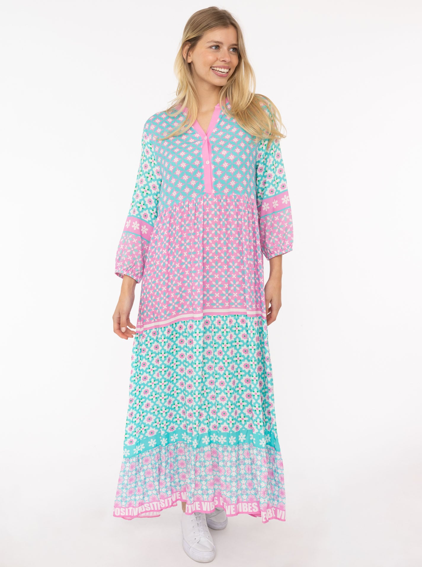 Image of Zwillingsherz Maxikleid ""Positive Vibes"" mit Mustermix, Knopfleiste und 3/4 Arm