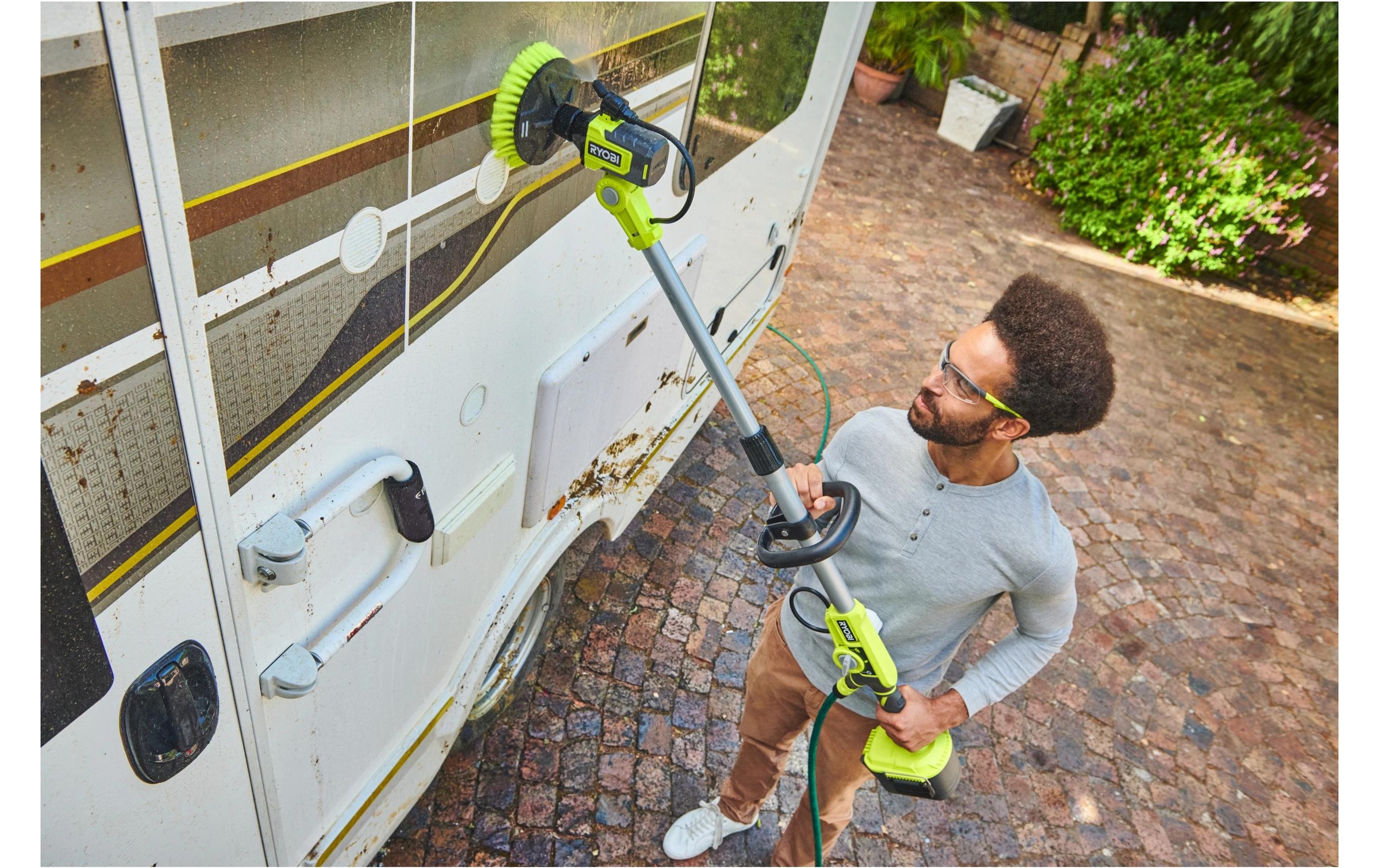 RYOBI Akku-Oberflächenbürste »RYOBI RWTS18-0« Wasserführende Teleskop-Rotationsbürste für Aussenbereiche