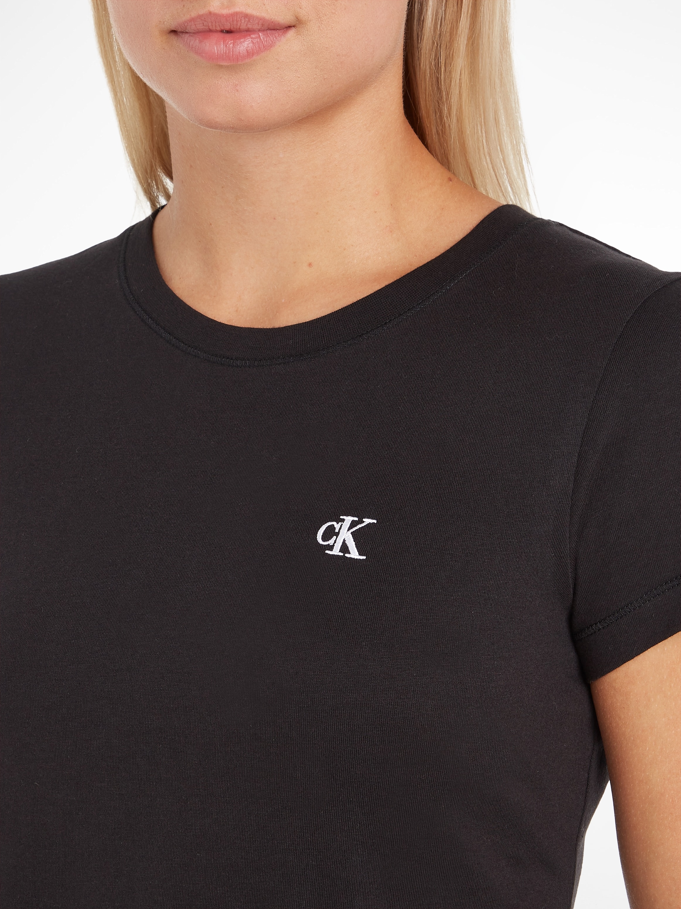 T-Shirt TEE«, auf CK Klein »CK Logo auf EMBROIDERY Calvin Brust Jeans SLIM gesticktem mit der versandkostenfrei