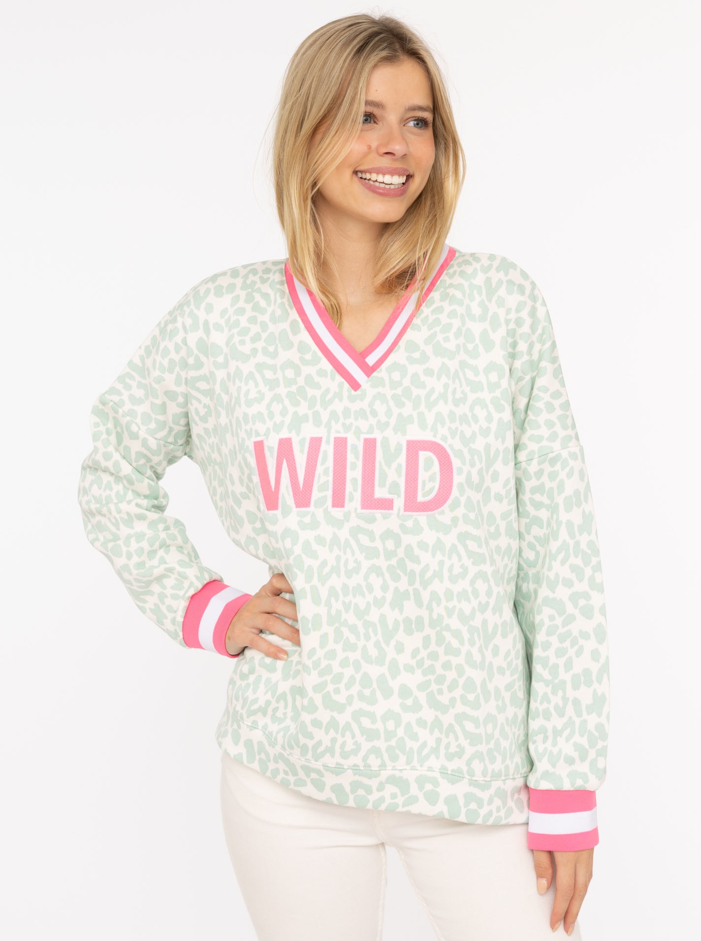 Image of Zwillingsherz Sweatshirt ""Leo Pastell"", mit V-Ausschnitt, gestreiften Bündchen und WILD Applikation