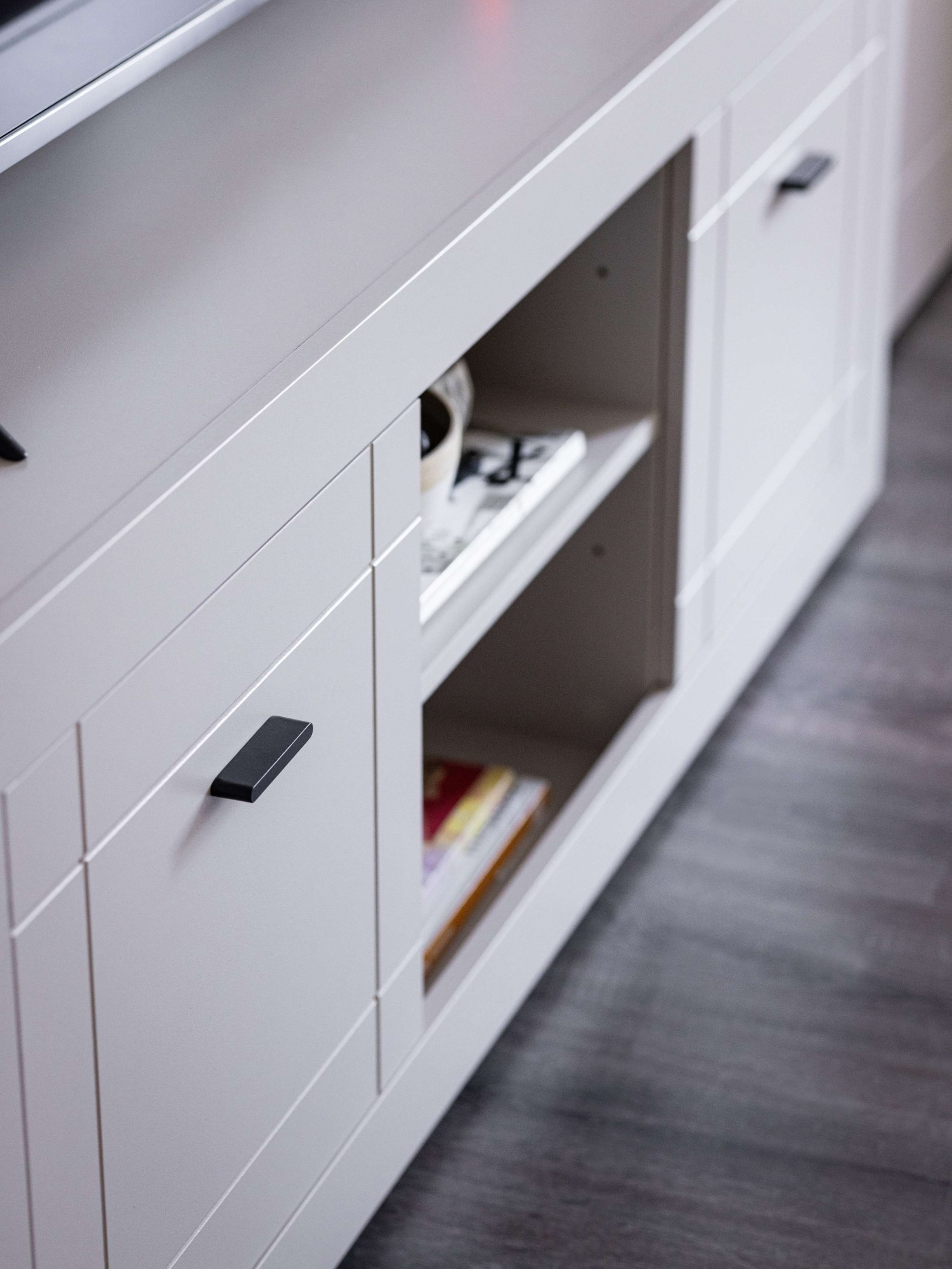 Home affaire Lowboard »Warwick TV-Board, TV-Kommode, TV-Schrank, TV-Unterschrank, TV-Möbel« Elegantes Lowboard in Kaschmir mit viel Stauraum, Heissfolienprägung